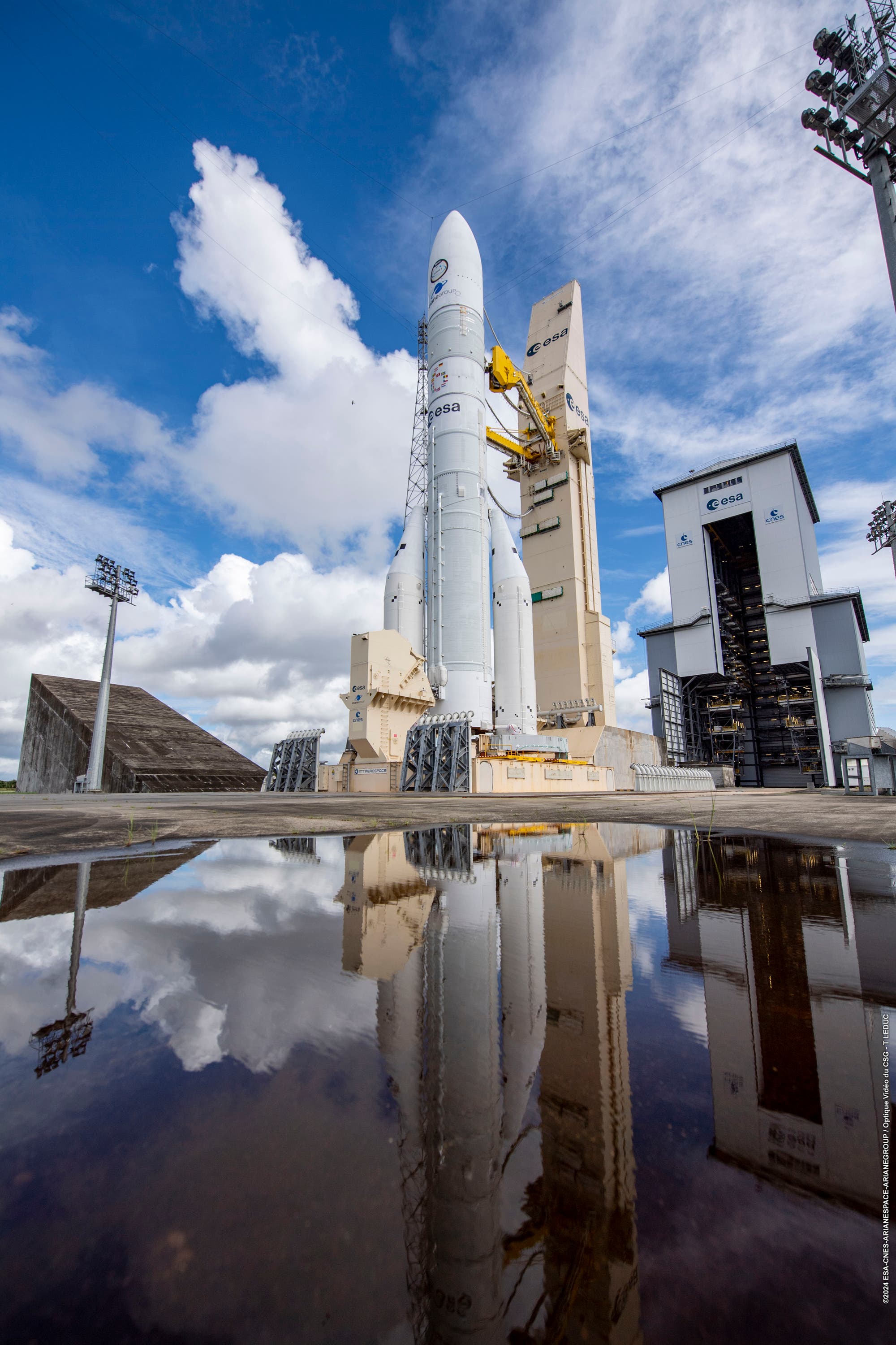 Die erste startbereite Ariane 6 auf ihrem Startplatz