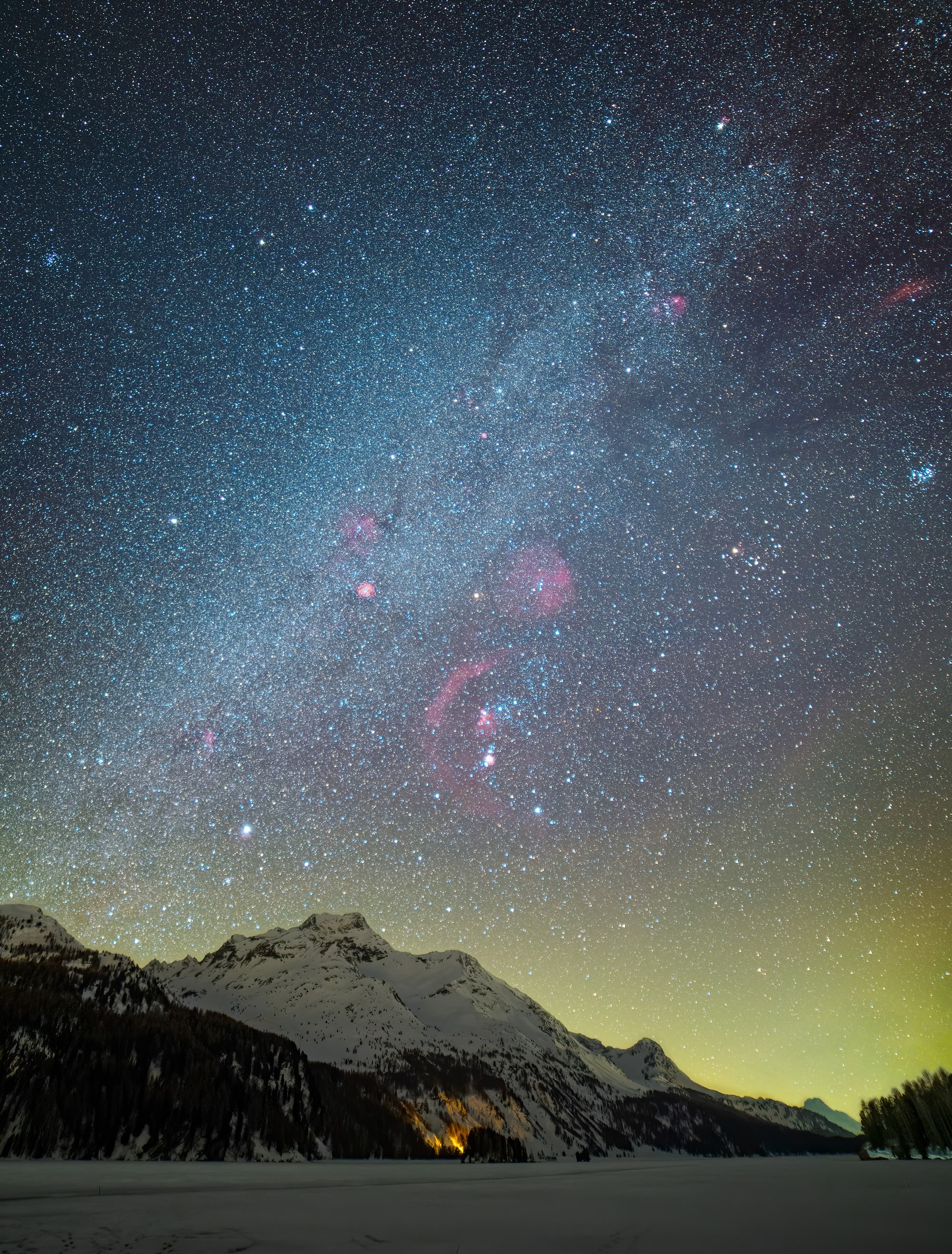 Sternhimmel über winterlicher Alpenkulisse