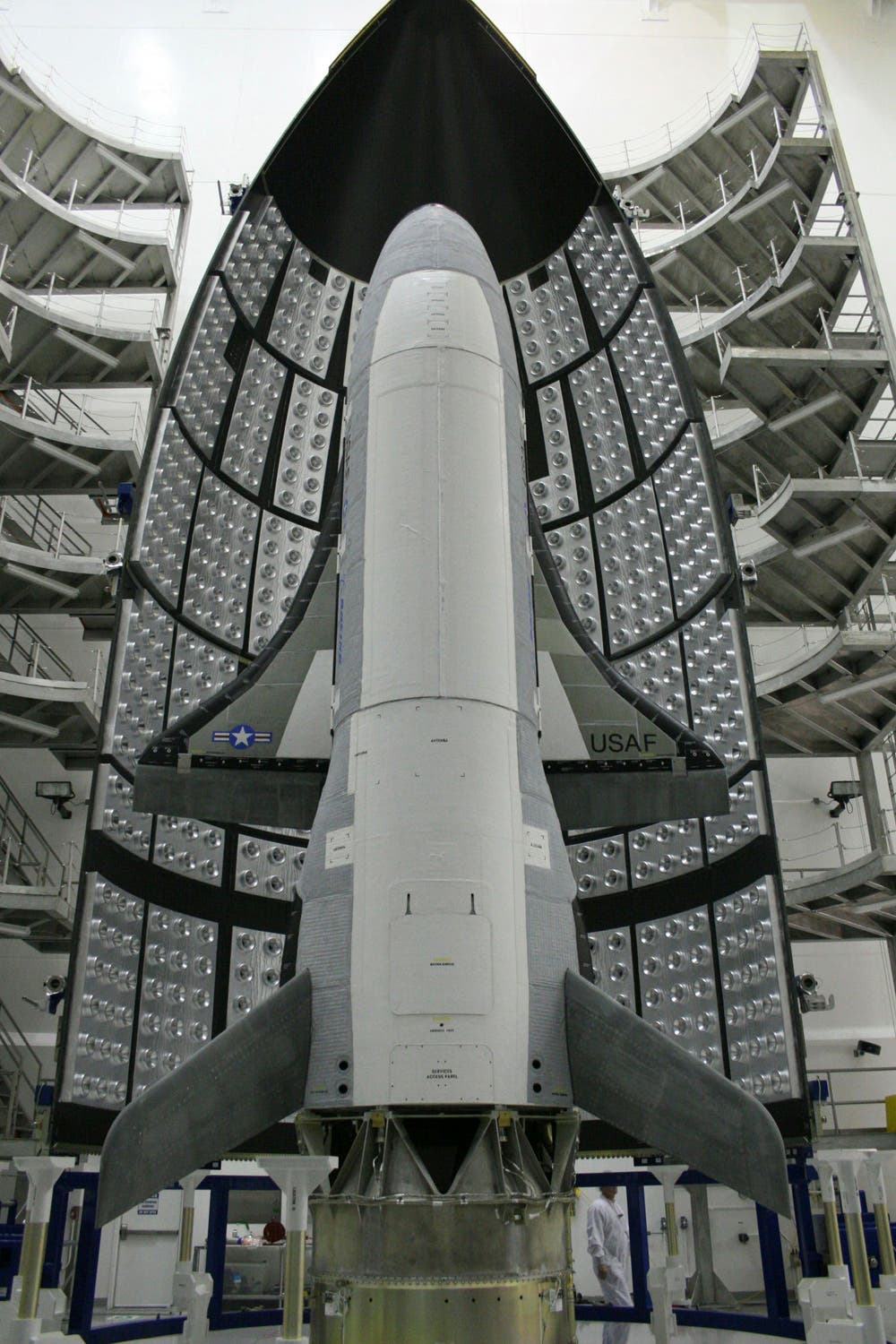 Die X-37B in der Nutzlastschutzhülle