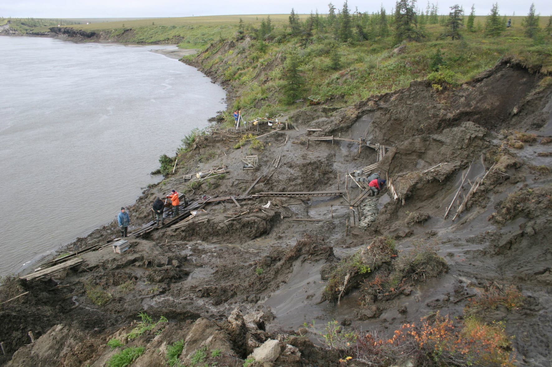 Am Jana-Strom im hohen Norden weit im Osten Sibiriens graben russische Forscher die Reste einer 32.000 Jahre alten Siedlung aus