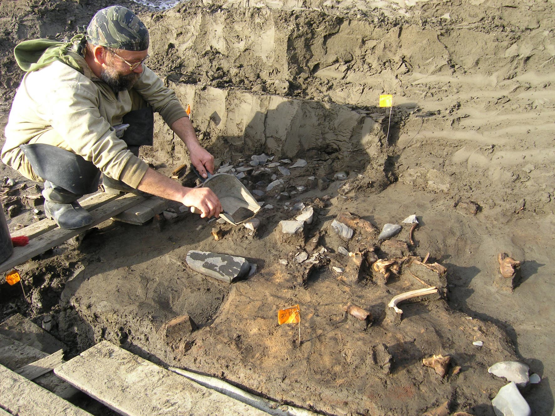Forscher graben am Fluss nach Spuren der frühen Menschen