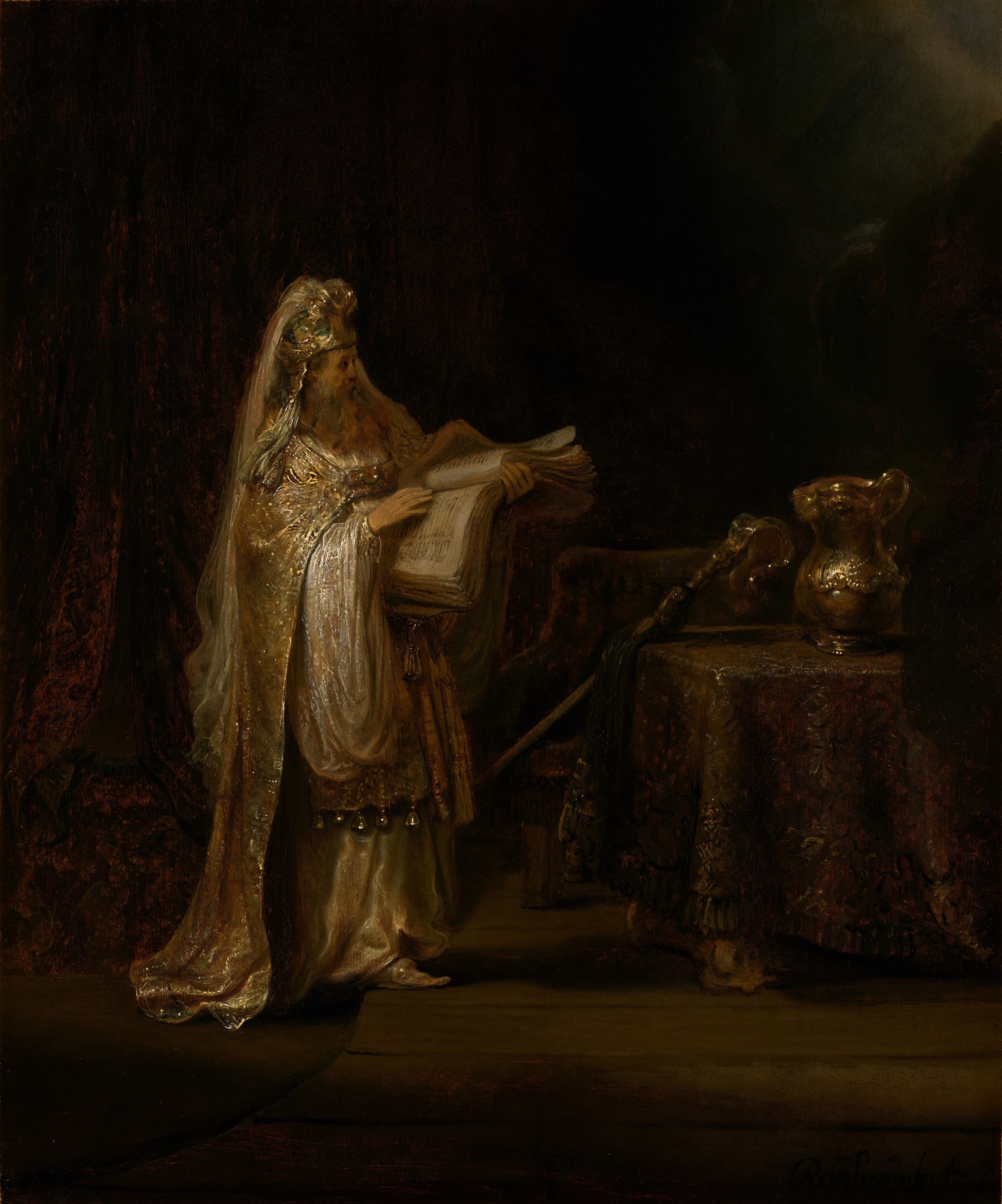 Ein Gem&auml;lde zeigt eine reich gekleidete Person, die ein gro&szlig;es Buch oder Manuskript in den H&auml;nden h&auml;lt. Die Person steht in einem dunklen Raum, der von einem warmen Licht erhellt wird, das die Details der Kleidung und des Buchs hervorhebt. Auf einem Tisch neben der Person befinden sich ein Krug und ein Stab. Die Szene vermittelt eine Atmosph&auml;re von Weisheit und Erhabenheit.