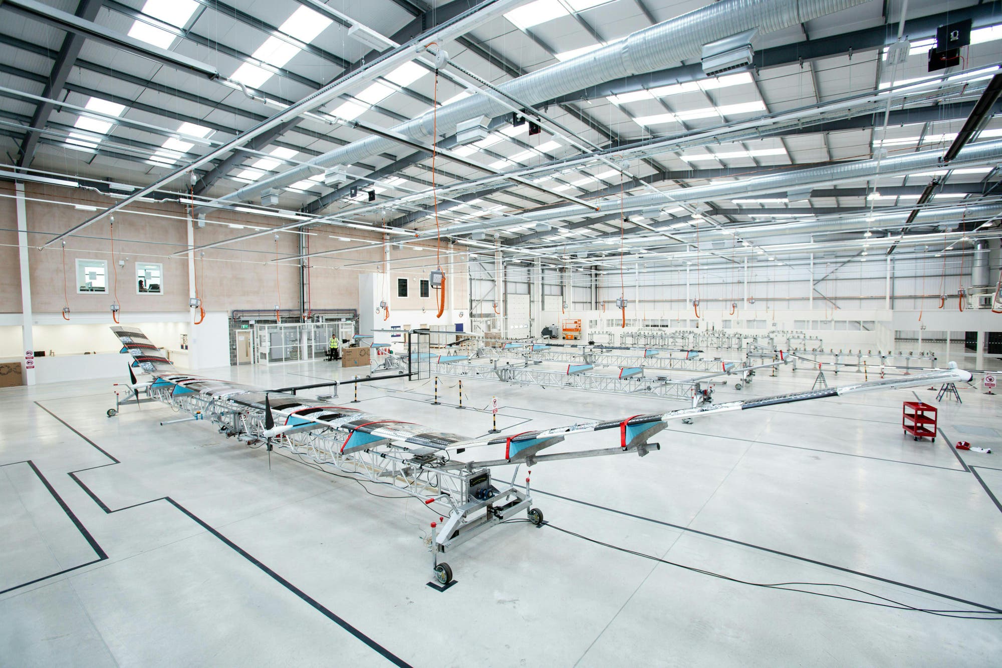 In einem Hangar befinden sich mehrere Stratosphärenflieger im Bau