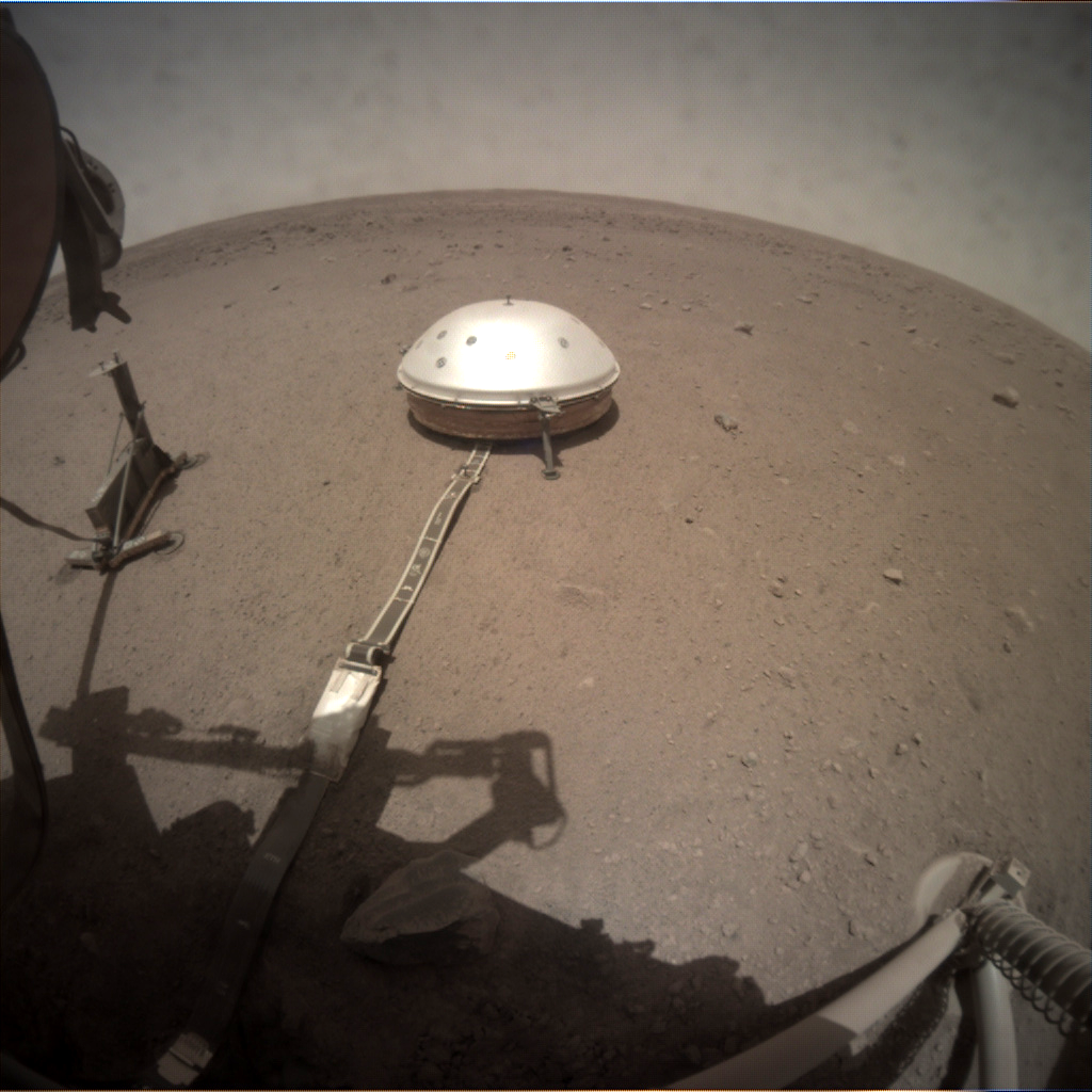 Das Seismometer von InSight auf der Marsoberfläche unter seiner Schutzkuppel