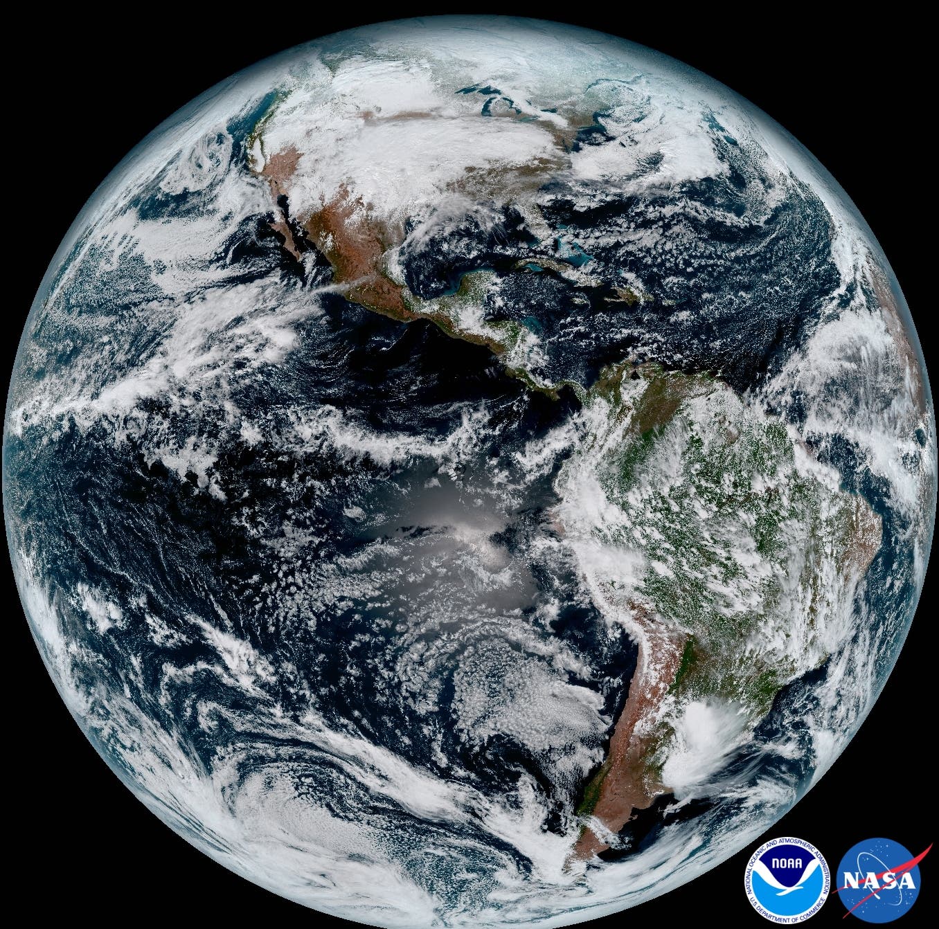 Die vollständige westliche Hemisphäre im Satellitenbild