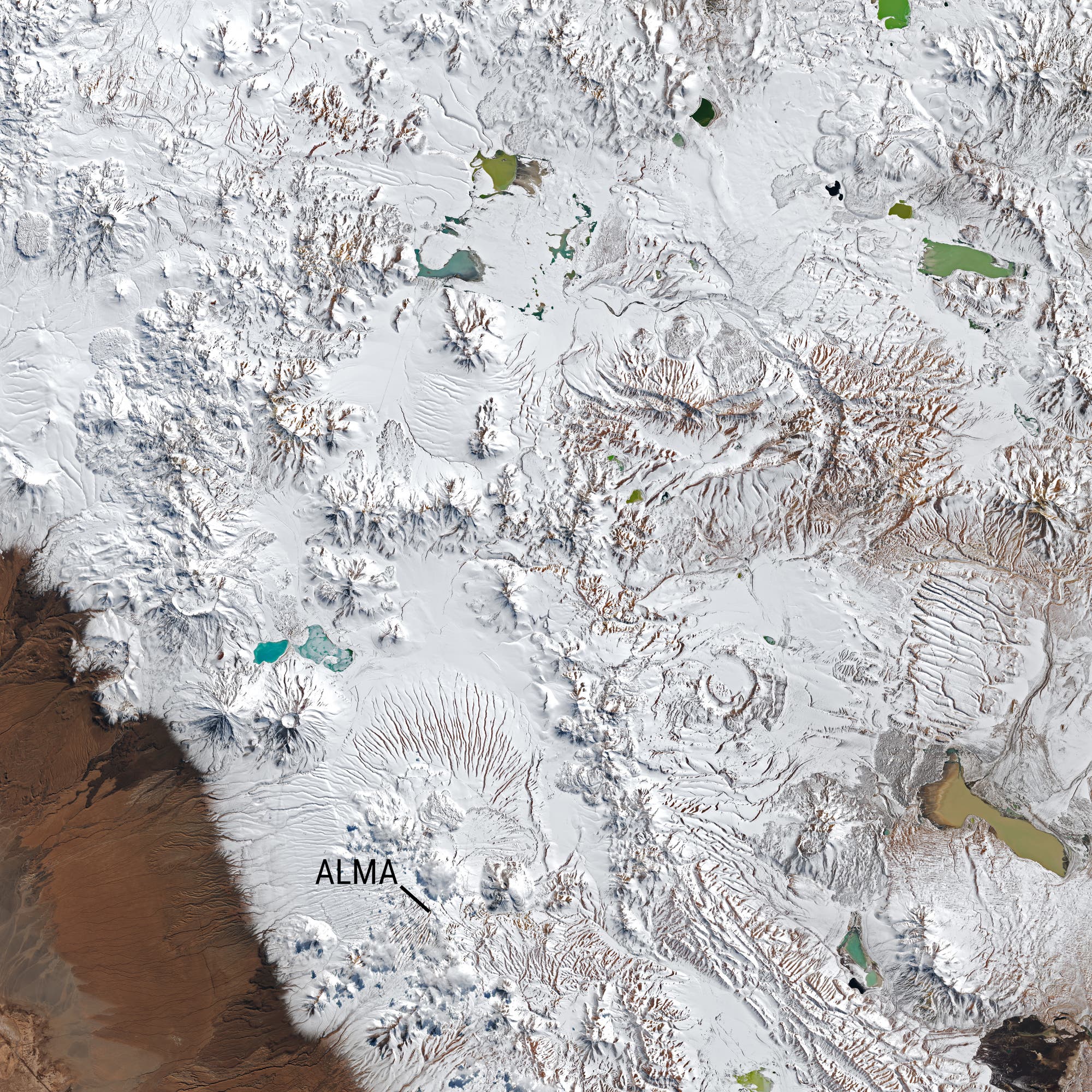 Satellitenbild einer geografischen Karte der Andenregion in Südamerika, die schneebedeckte Berge und Täler zeigt. Mehrere grüne und türkisfarbene Seen sind sichtbar. Der Schriftzug „ALMA“ markiert die Position des Atacama Large Millimeter/submillimeter Array. Die Karte hebt die kontrastreiche Landschaft zwischen den schneebedeckten Gipfeln und den braunen, trockenen Ebenen hervor. Satellitenbild einer geografischen Karte der Andenregion in Südamerika, die schneebedeckte Berge und Täler zeigt. Mehrere grüne und türkisfarbene Seen sind sichtbar. Der Schriftzug „ALMA“ markiert die Position des Atacama Large Millimeter/submillimeter Array. Die Karte hebt die kontrastreiche Landschaft zwischen den schneebedeckten Gipfeln und den braunen, trockenen Ebenen hervor.