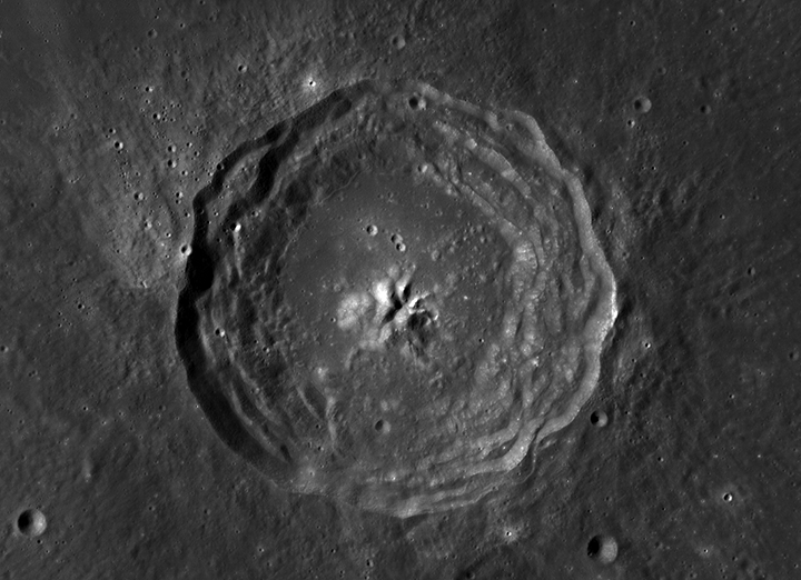 Der Mondkrater Bullialdus in Draufsicht (Aufnahme des Lunar Reconnaissance Orbiter)