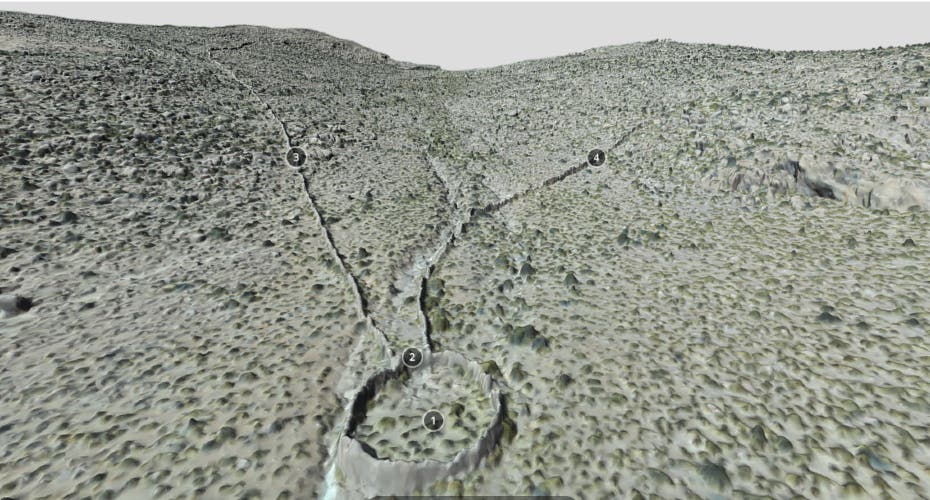 3-D-Darstellung einer hügeligen Landschaft mit markierten Punkten. Die Oberfläche zeigt unregelmäßige Erhebungen und Vertiefungen, die eine natürliche Topografie darstellen. Die Punkte sind nummeriert von 1 bis 4 und scheinen bestimmte geologische Merkmale oder Positionen zu kennzeichnen. Die Perspektive bietet einen Überblick über das Gelände, das sich in die Ferne erstreckt.