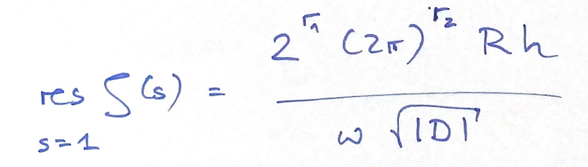 Klassenzahlformel in blauer Tinte auf Papier