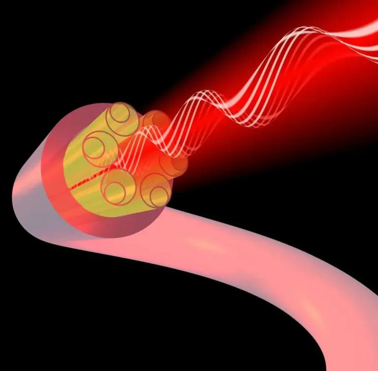 Eine 3-D-Darstellung eines optischen Kabels, das Lichtwellen überträgt. Das Bild zeigt ein Kabel mit mehreren inneren Kanälen, durch die rote Lichtwellen verlaufen. Die Lichtwellen sind als geschwungene Linien dargestellt, die aus dem Kabel austreten. Der Hintergrund ist schwarz, um den Kontrast zu den leuchtenden roten Wellen zu betonen.