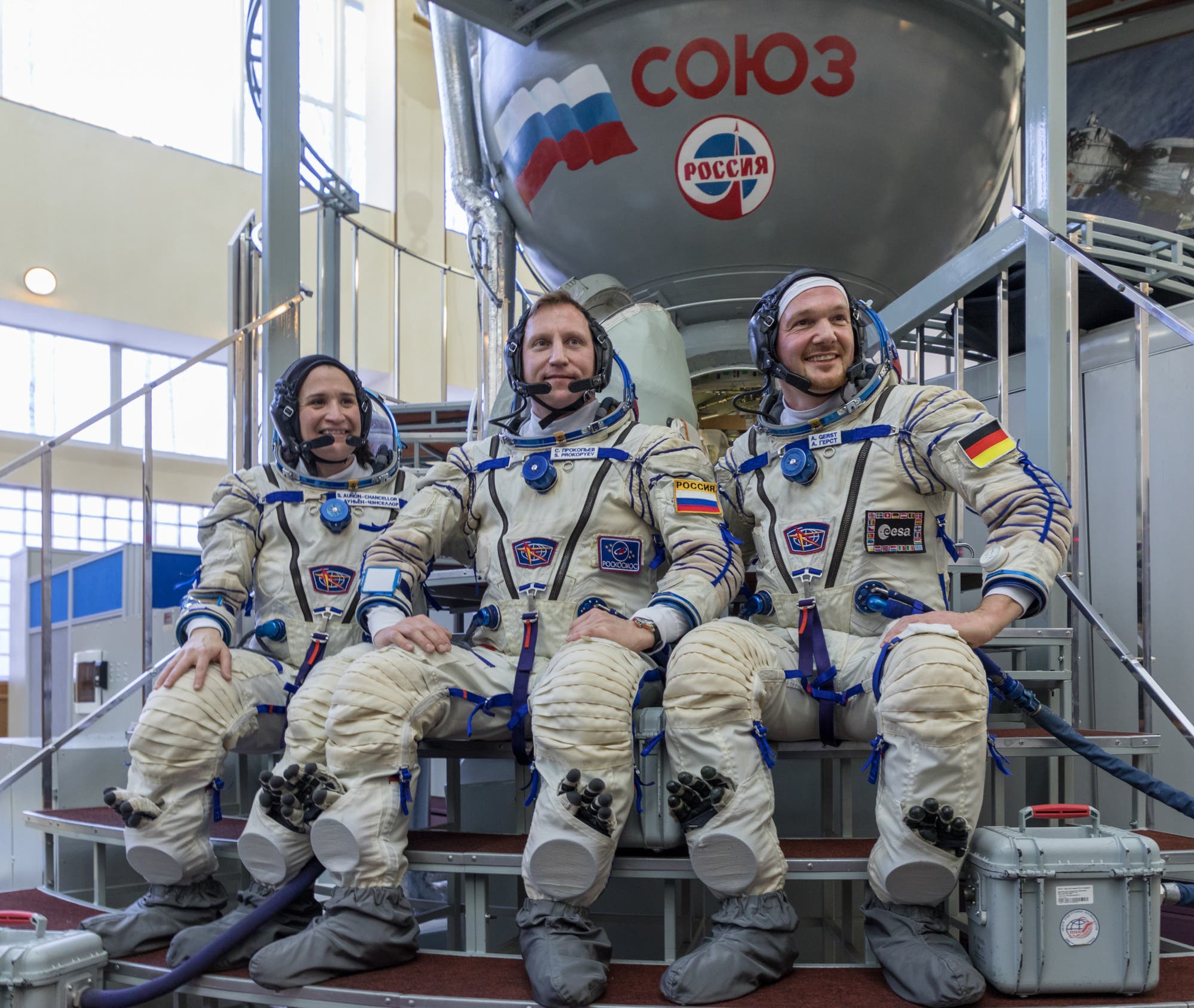 Neue ISS-Crew vor dem Reisegefährt