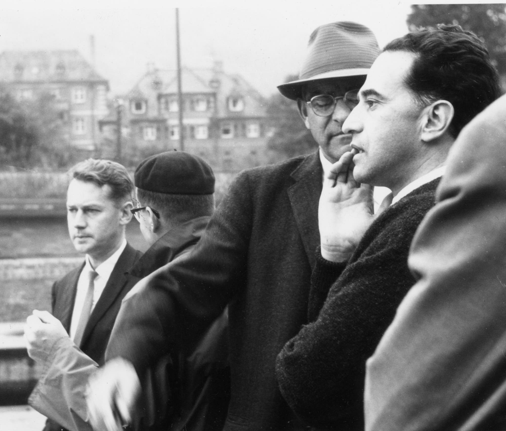 Amos de-Shalit (rechts im Bild) besuchte Wolfgang Gentner zu dessen 60. Geburtstag in Heidelberg. Neben ihm mit Hut Victor Weisskopf, CERN-Generaldirektor von 1961 bis 1965.