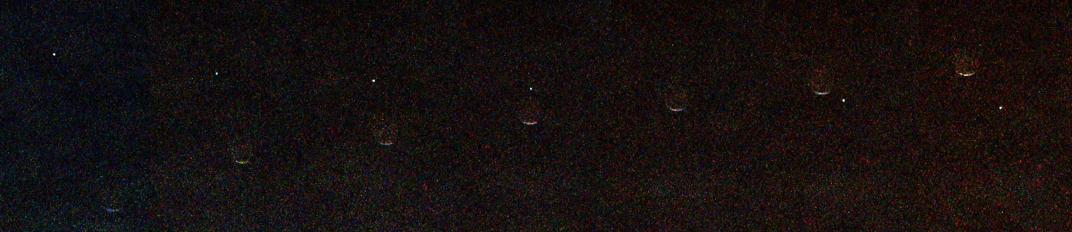 Eine Serie von Aufnahmen zeigt die Phasen des Marsmonds Phobos in einer klaren Nacht. Ein kleiner blauer Punkt, anfangs links oberhalb von Phobos, ist die Erde, die im fünften Bild von links von Phobos bedeckt wird. Danach ist sie rechts unterhalb von ihm wieder zu sehen. Der Hintergrund ist ein dunkler Nachthimmel mit vereinzelten Sternen. Eine Serie von Aufnahmen zeigt die Phasen des Marsmonds Phobos in einer klaren Nacht. Ein kleiner blauer Punkt, anfangs links oberhalb von Phobos, ist die Erde, die im fünften Bild von links von Phobos bedeckt wird. Danach ist sie rechts unterhalb von ihm wieder zu sehen. Der Hintergrund ist ein dunkler Nachthimmel mit vereinzelten Sternen.