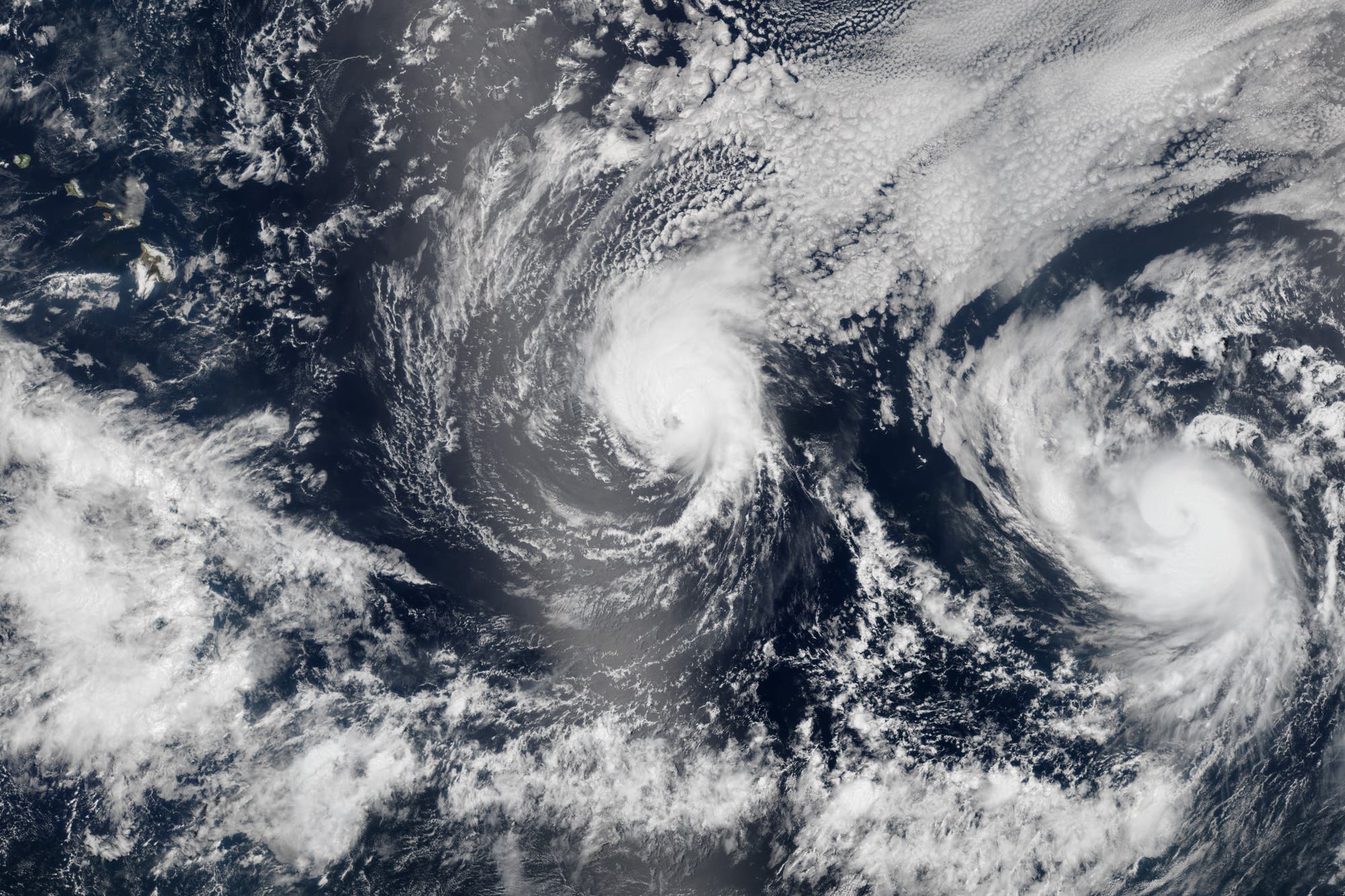 Hurrikane Iselle und Julio mit Hawaii