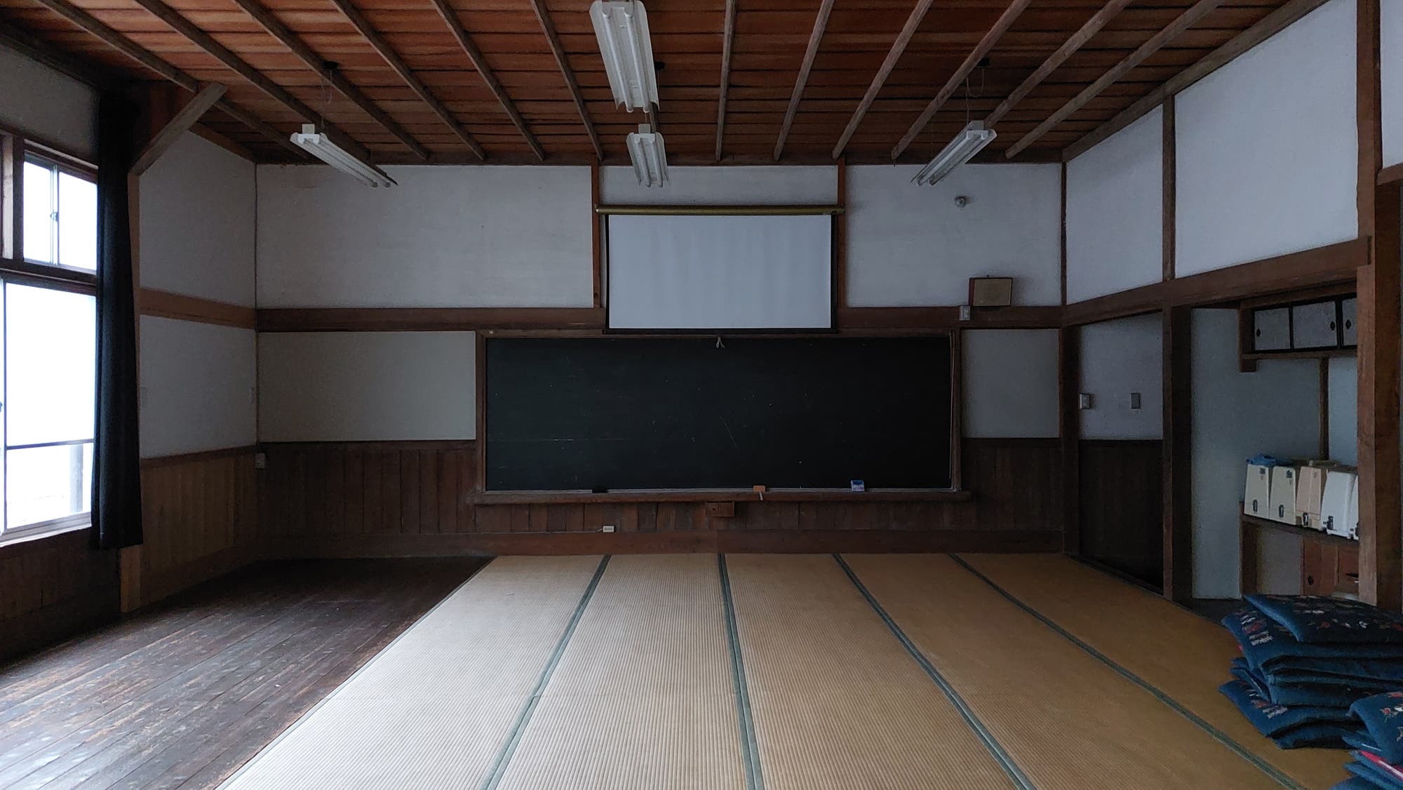 Der Raum, der mit Tatami-Matten ausgelegt ist, war ehemals ein Klassenzimmer. Heute wird dort erneut gelehrt: bei Seminaren zur traditionellen Teezeremonie.