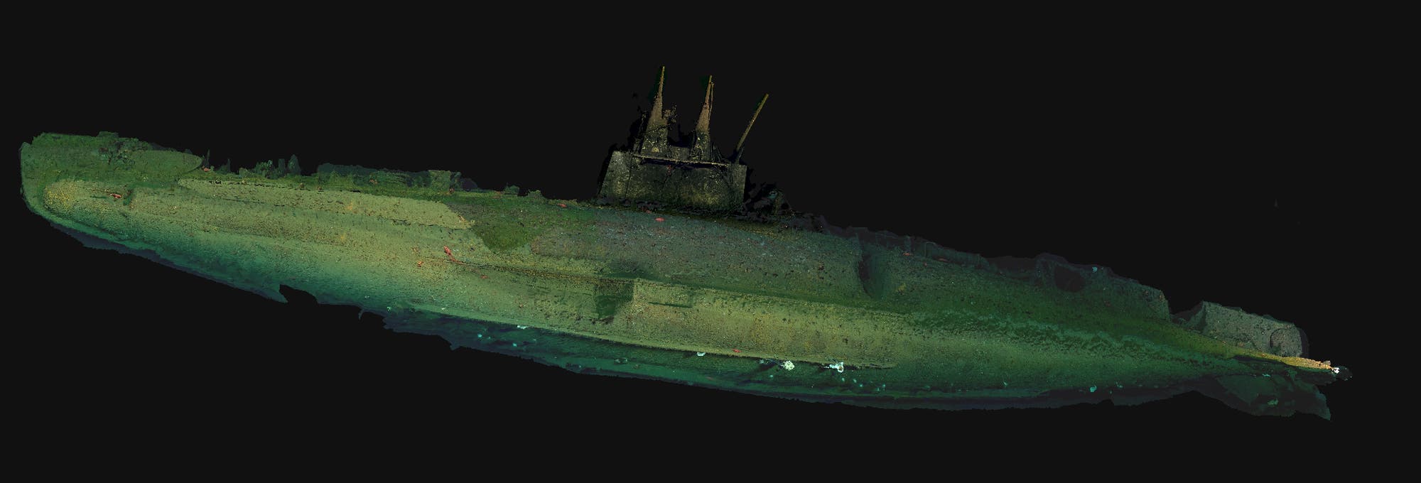 Ein aus zahlreichen Fotos zusammengestelltes Modell eines gesunkenen U-Boot-Wracks. Die Struktur ist größtenteils intakt, mit sichtbarem Turm und teilweise erhaltenen Antennen. Die grünliche Färbung deutet auf lange Zeit unter Wasser hin. Der Hintergrund ist dunkel, was den Fokus auf das U-Boot lenkt. Ein aus zahlreichen Fotos zusammengestelltes Modell eines gesunkenen U-Boot-Wracks. Die Struktur ist größtenteils intakt, mit sichtbarem Turm und teilweise erhaltenen Antennen. Die grünliche Färbung deutet auf lange Zeit unter Wasser hin. Der Hintergrund ist dunkel, was den Fokus auf das U-Boot lenkt.