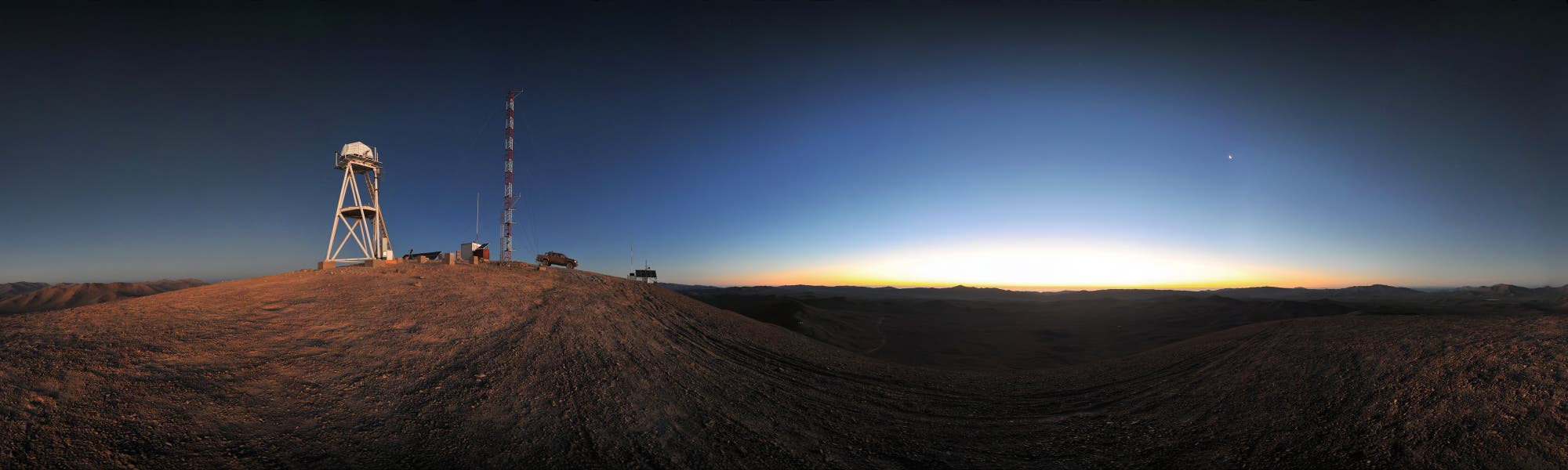 Der Cerro Armazones bei Sonnenuntergang