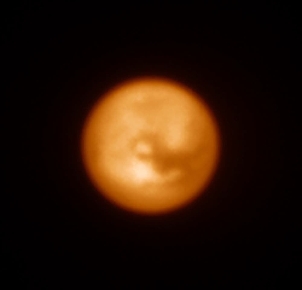 Titan in einer Aufnahme mit dem SPHERE-Instrument