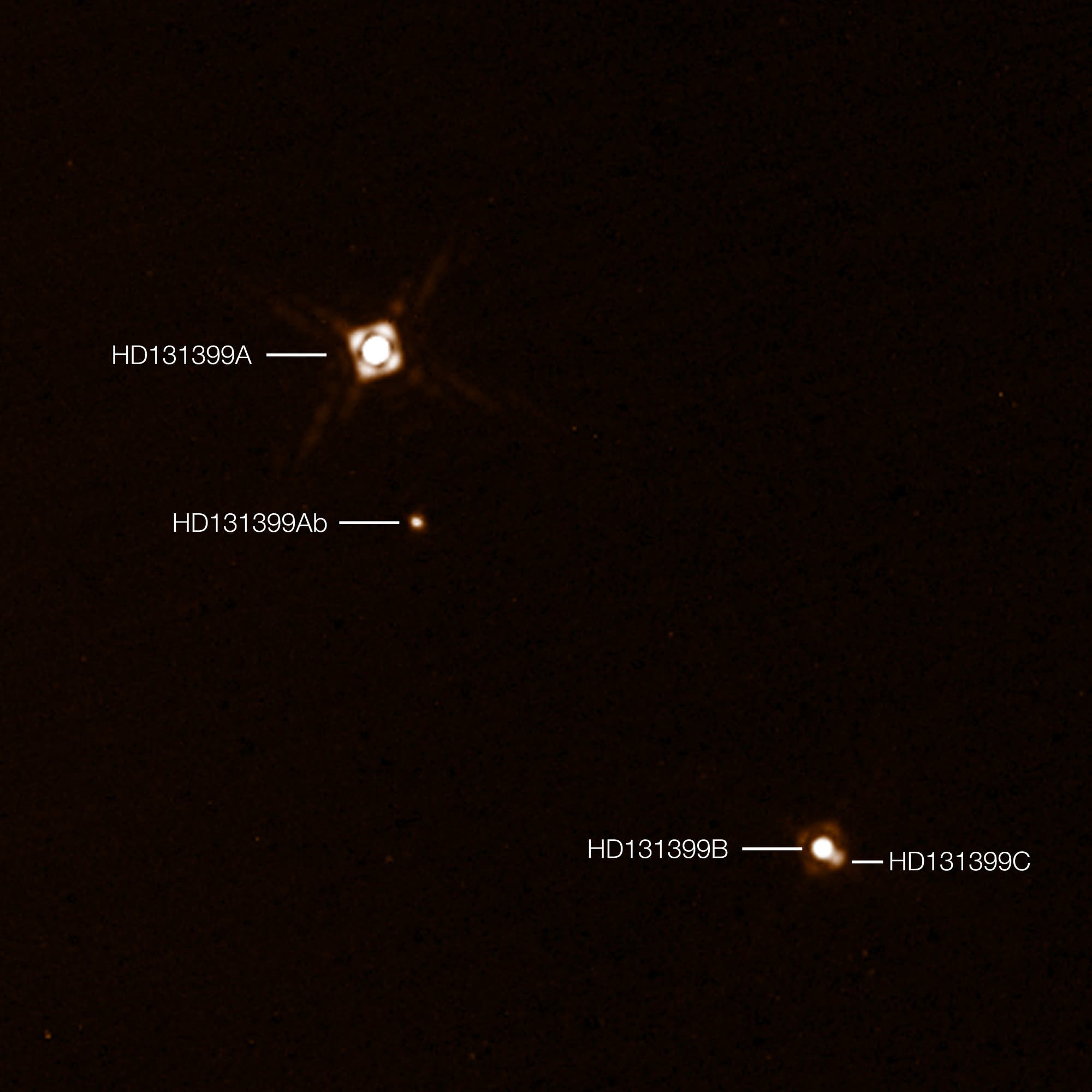 Das Dreifach-Sternsystem HD 131399 mit Exoplanet (Aufnahme des SPHERE-Instruments)