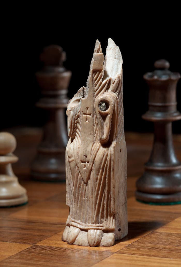 An der aus Knochen geschnitzten Schachfigur