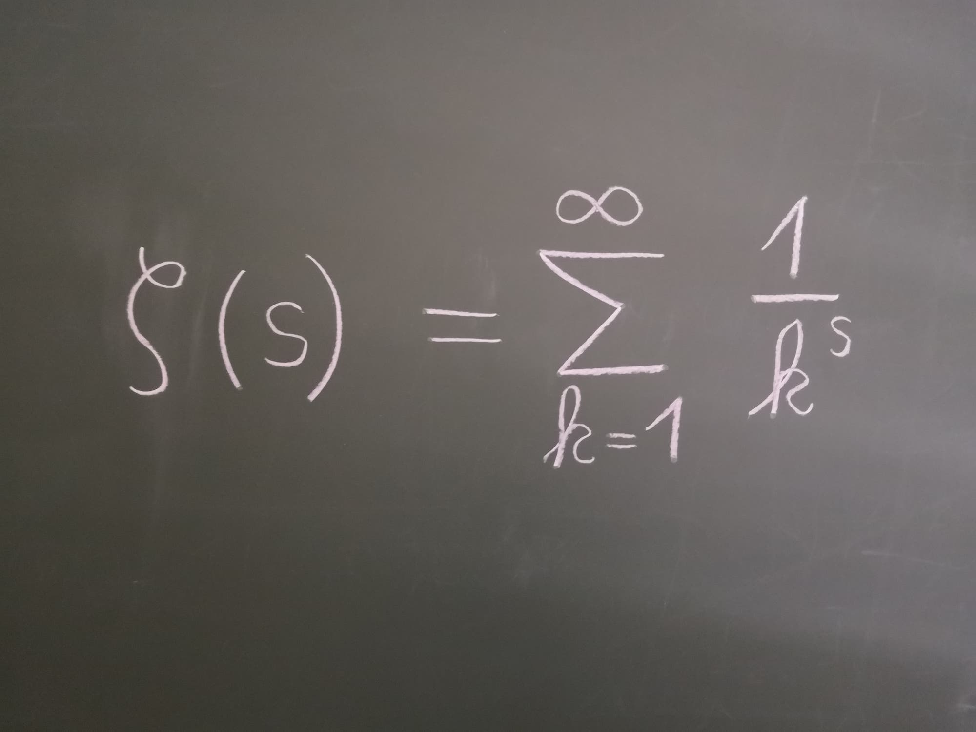 Riemannsche Zetafunktion, mit Kreide an eine Tafel geschrieben