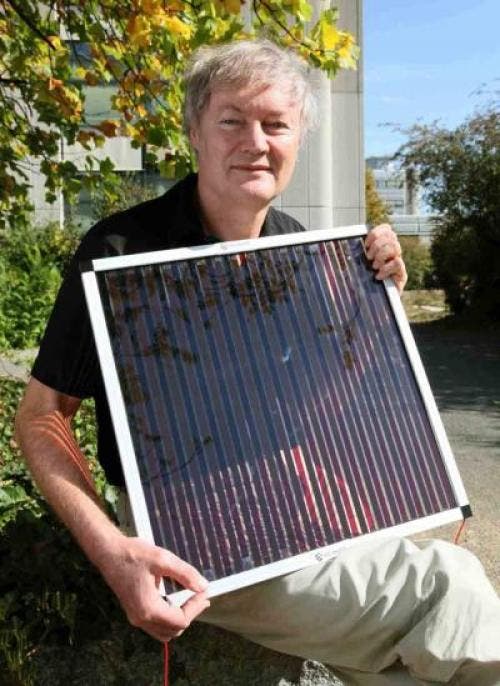 Michael Grätzel mit Solarzelle
