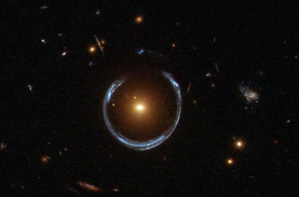 Galaxie unter der Gravitationslinse
