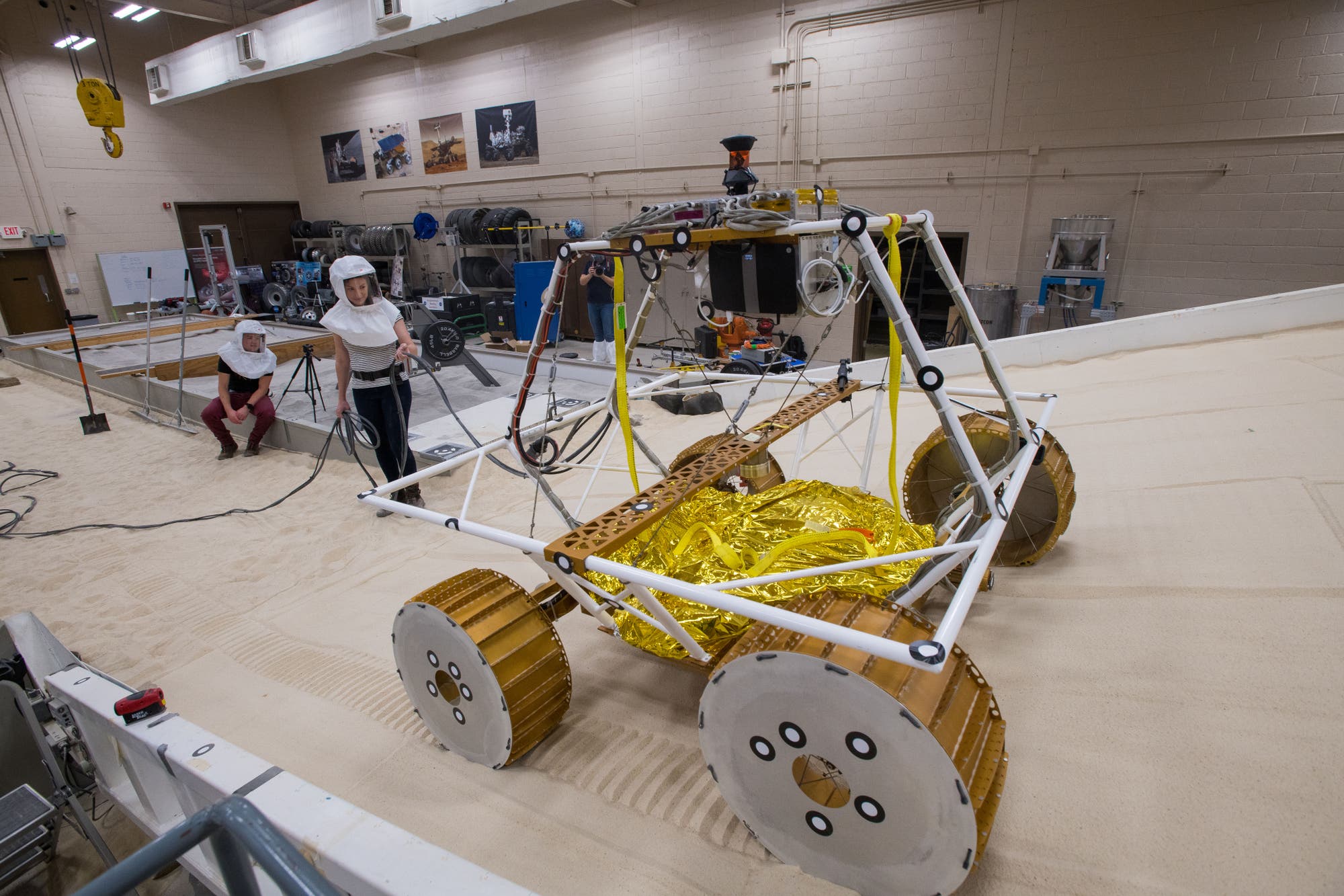 Im Jahr 2020 testeten Ingenieure ein Modell des VIPER-Rovers im US-amerikanischen Glenn Research Center der NASA in Cleveland, Ohio.