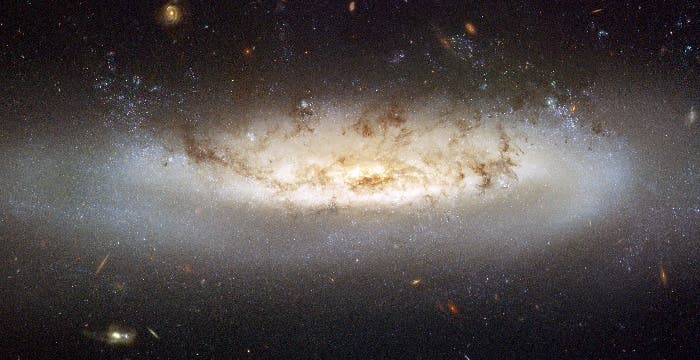 Rasende Galaxie im Virgo-Haufen