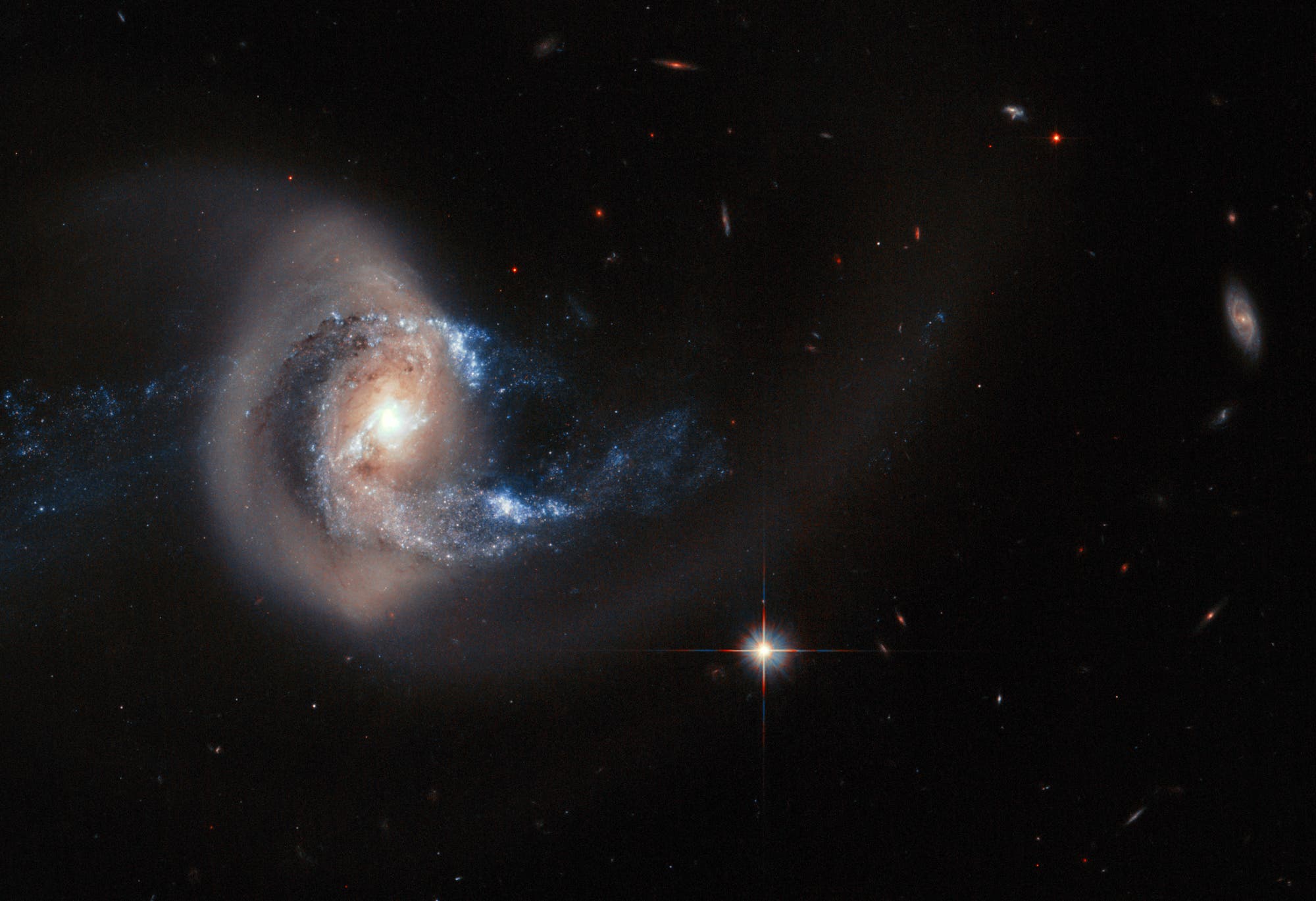 Die Galaxie NGC 7714 in einer Aufnahme des Weltraumteleskops Hubble