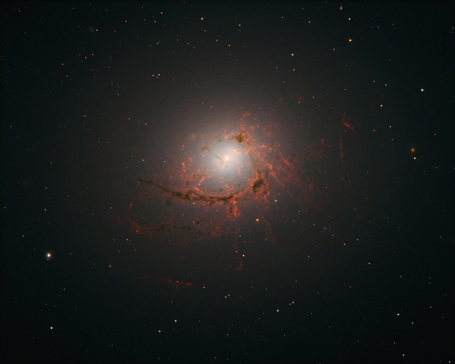 Tanzender Staub in NGC 4696, aufgenommen mit dem Weltraumteleskop Hubble