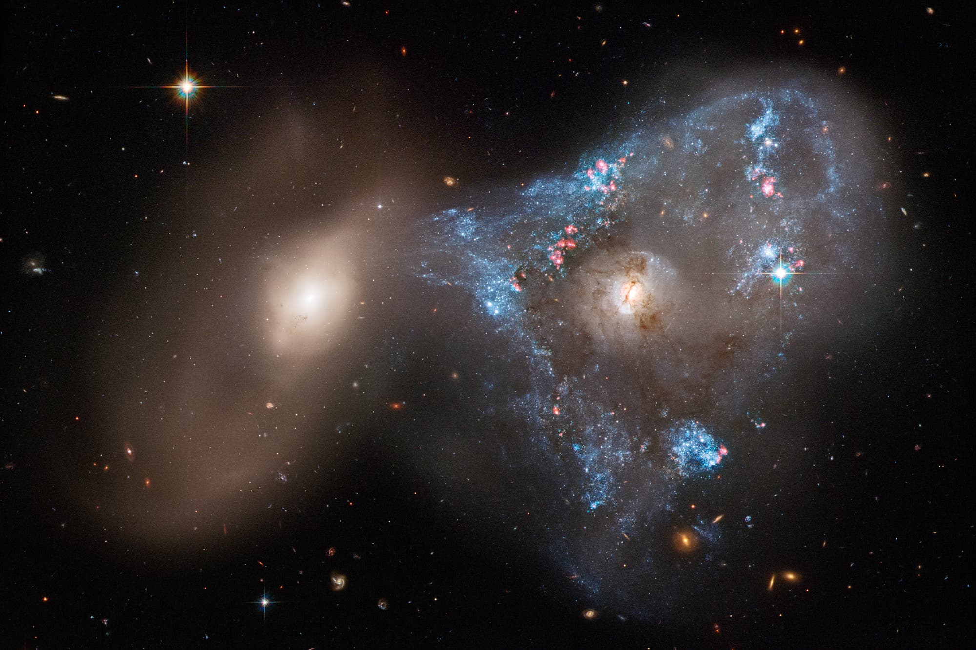 Eine spektakuläre Frontalkollision zwischen zwei Galaxien hat eine ungewöhnliche dreieckige Sterngeburt ausgelöst, die auf einem neuen Bild des Hubble-Weltraumteleskops der NASA zu sehen ist.