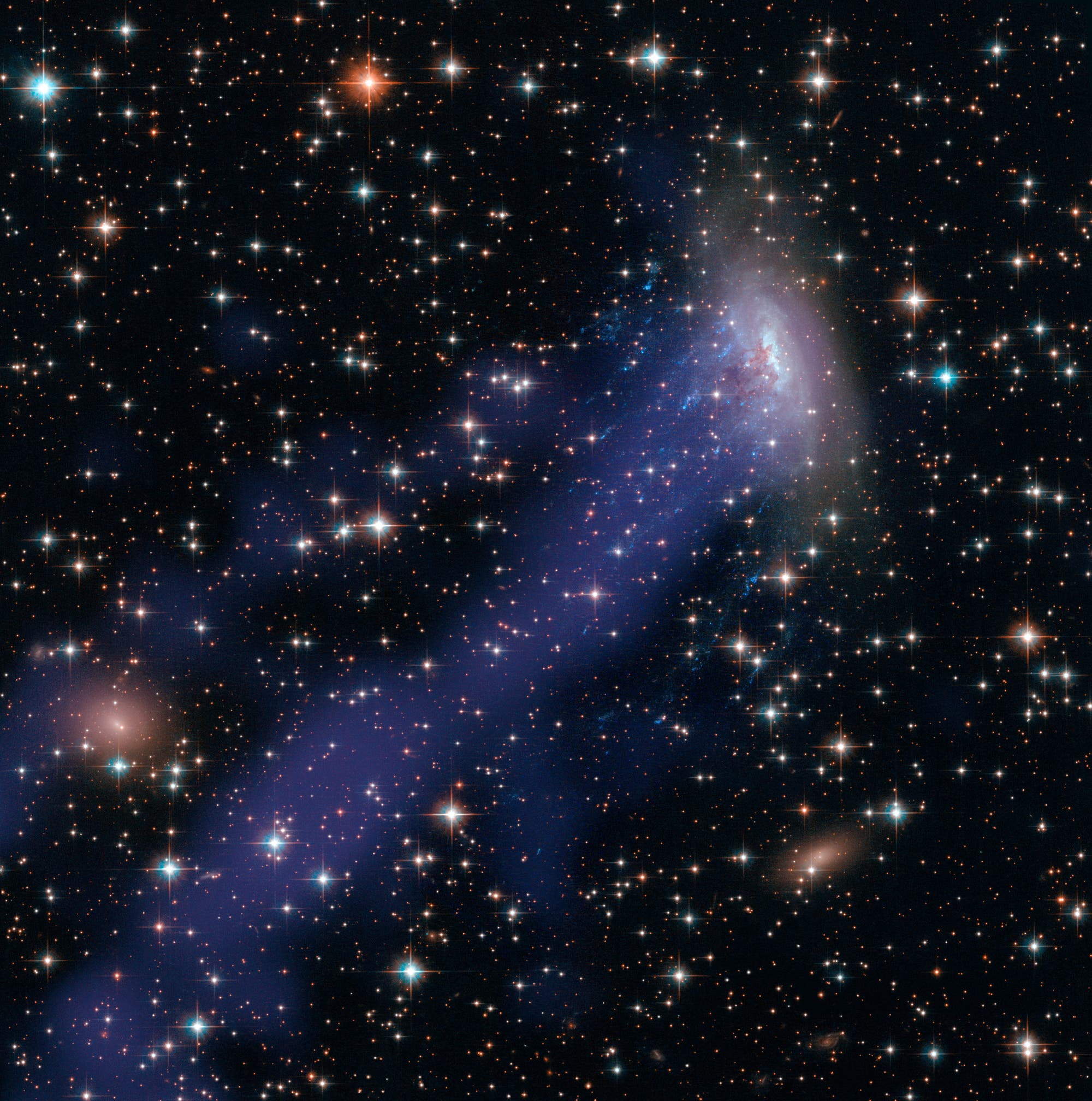 Der lange Schweif der Spiralgalaxie ESO 137-001 (Komposit aus Bildern der Weltraumteleskope Hubble und Chandra)