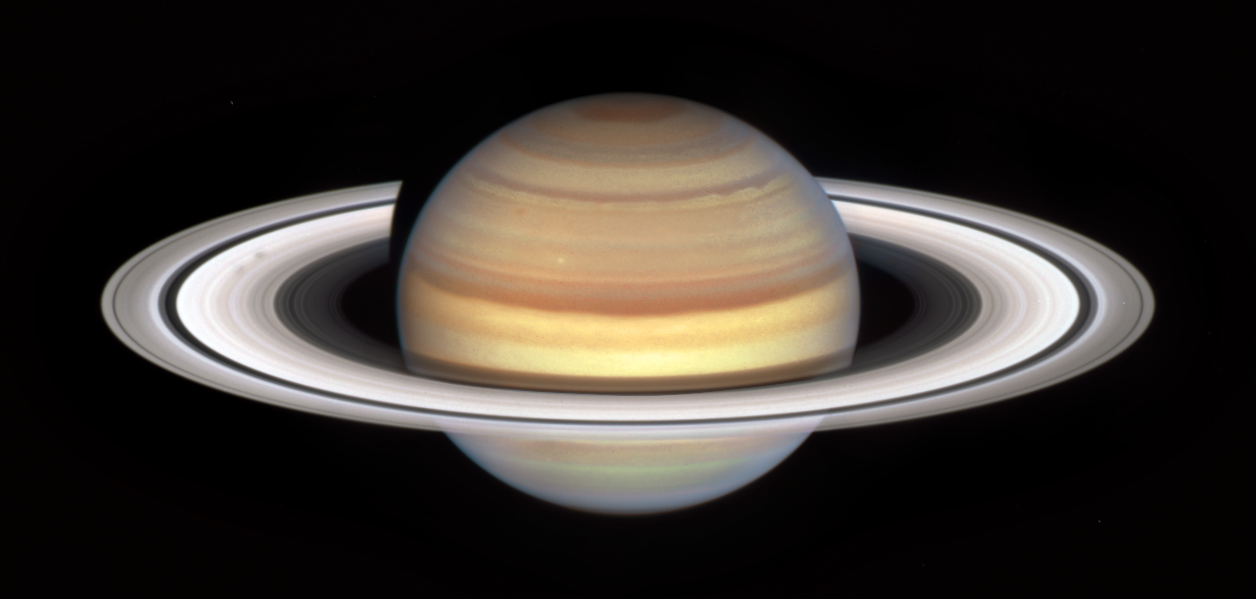 Die neue Aufnahme des Weltraumteleskops Hubble zeigt den Planeten Saturn. Auf seinen Ringen sind kleine dunkle Strukturen zu sehen, die erst kürzlich aufgetaucht sind.