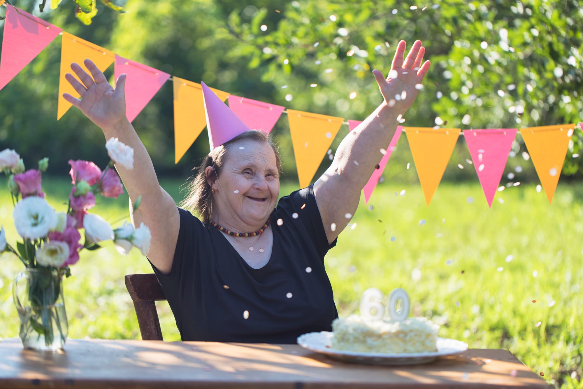 Eine Jubilarin mit Down-Syndrom auf ihrer Geburtstagsfeier.