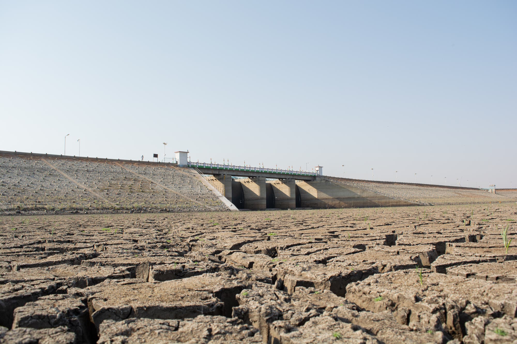 Trocken gefallenes Wasserreservoir in Indien