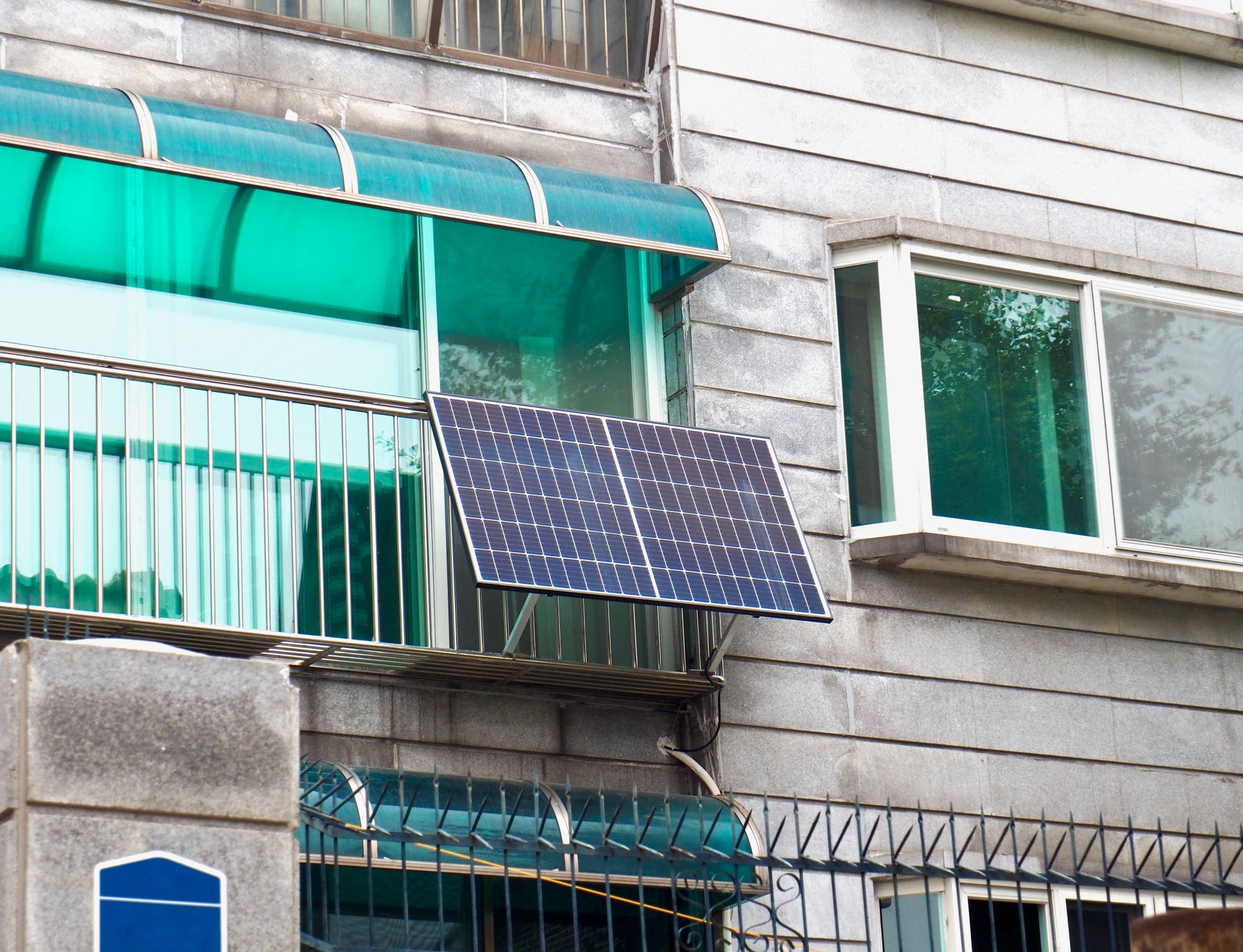 Kleine Balkon-Solaranlagen an einer Hausfront