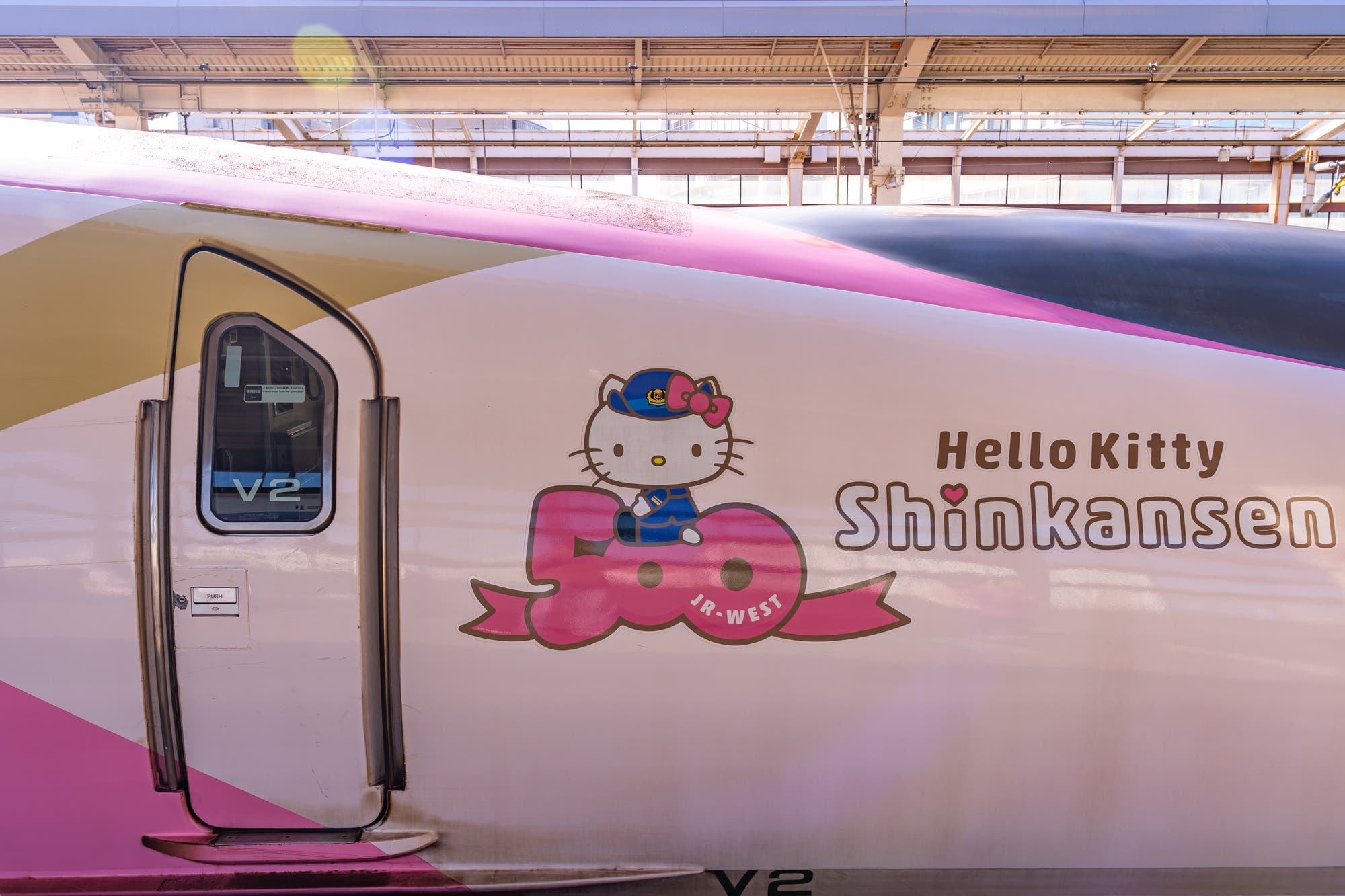 Helloy Kitty auf einem Shinkansen in Japan