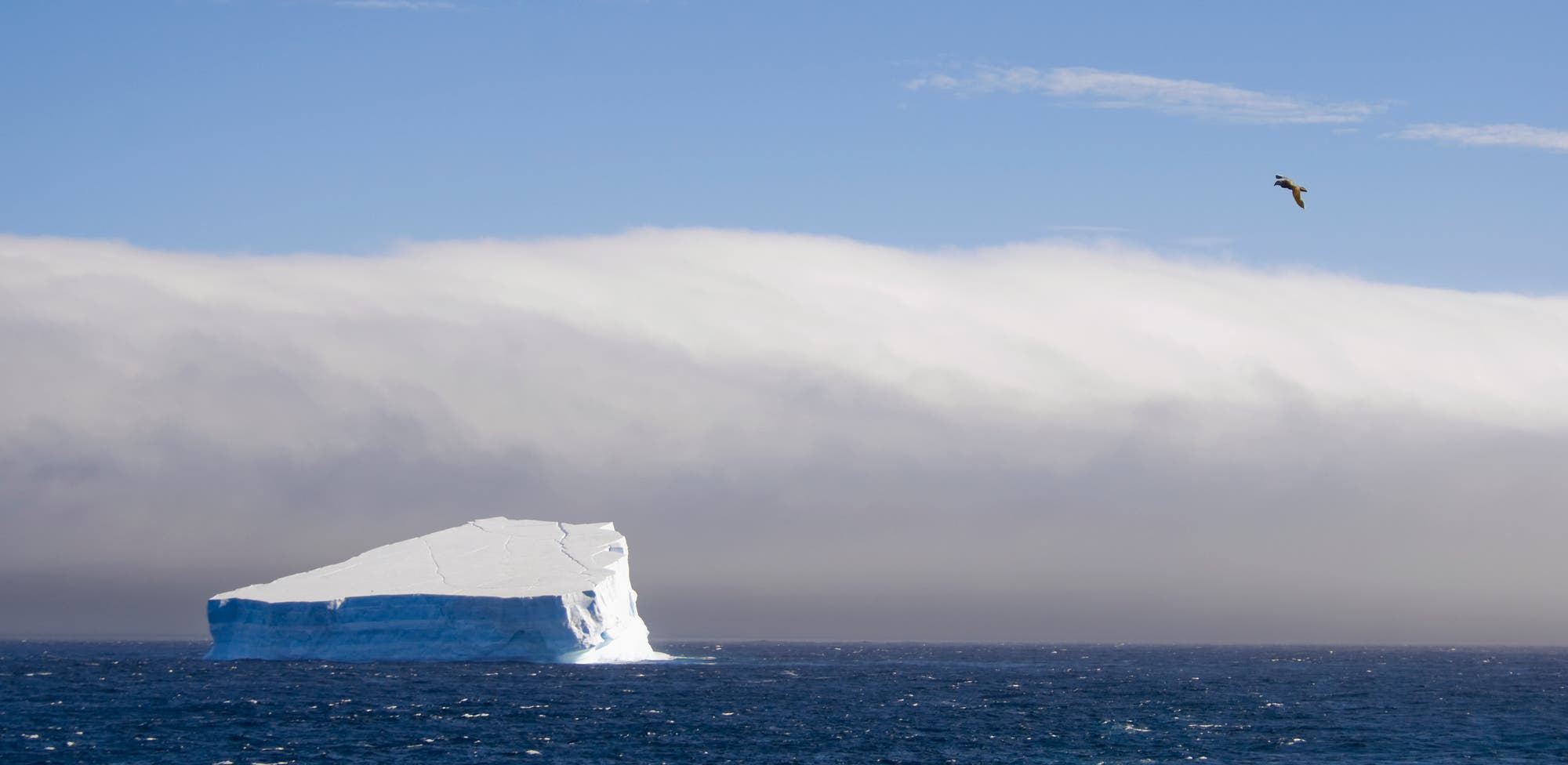 Eisberg vor Sturmfront