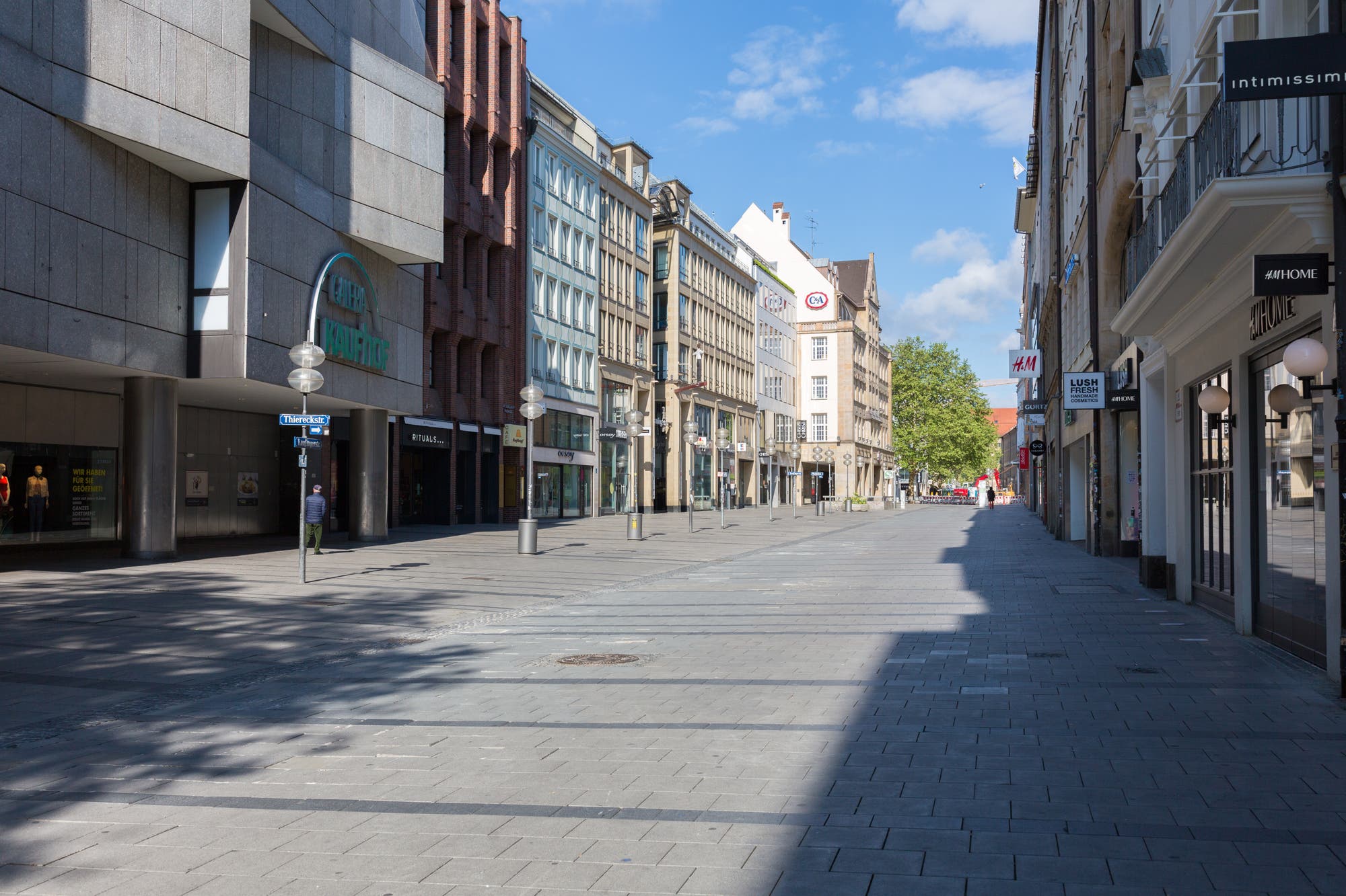 Wie ausgestorben: Diverse Lockdowns haben das öffentliche Leben eingeschränkt; das Bild zeigt die Münchner Fußgängerzone im Mai 2020.