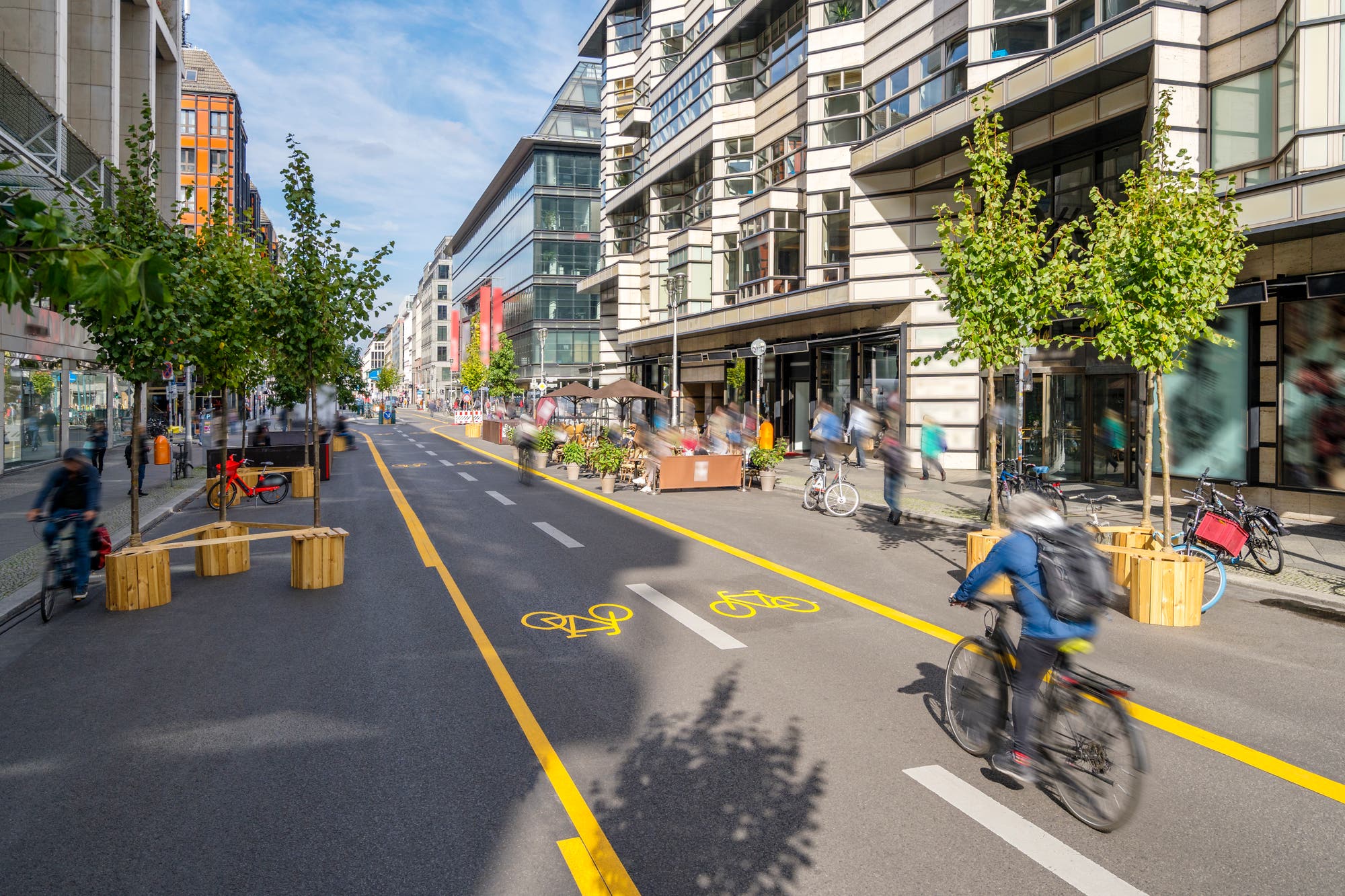 Eine Straße ist umgestaltet worden in eine Fläche für Radfahrer und Fußgänger
