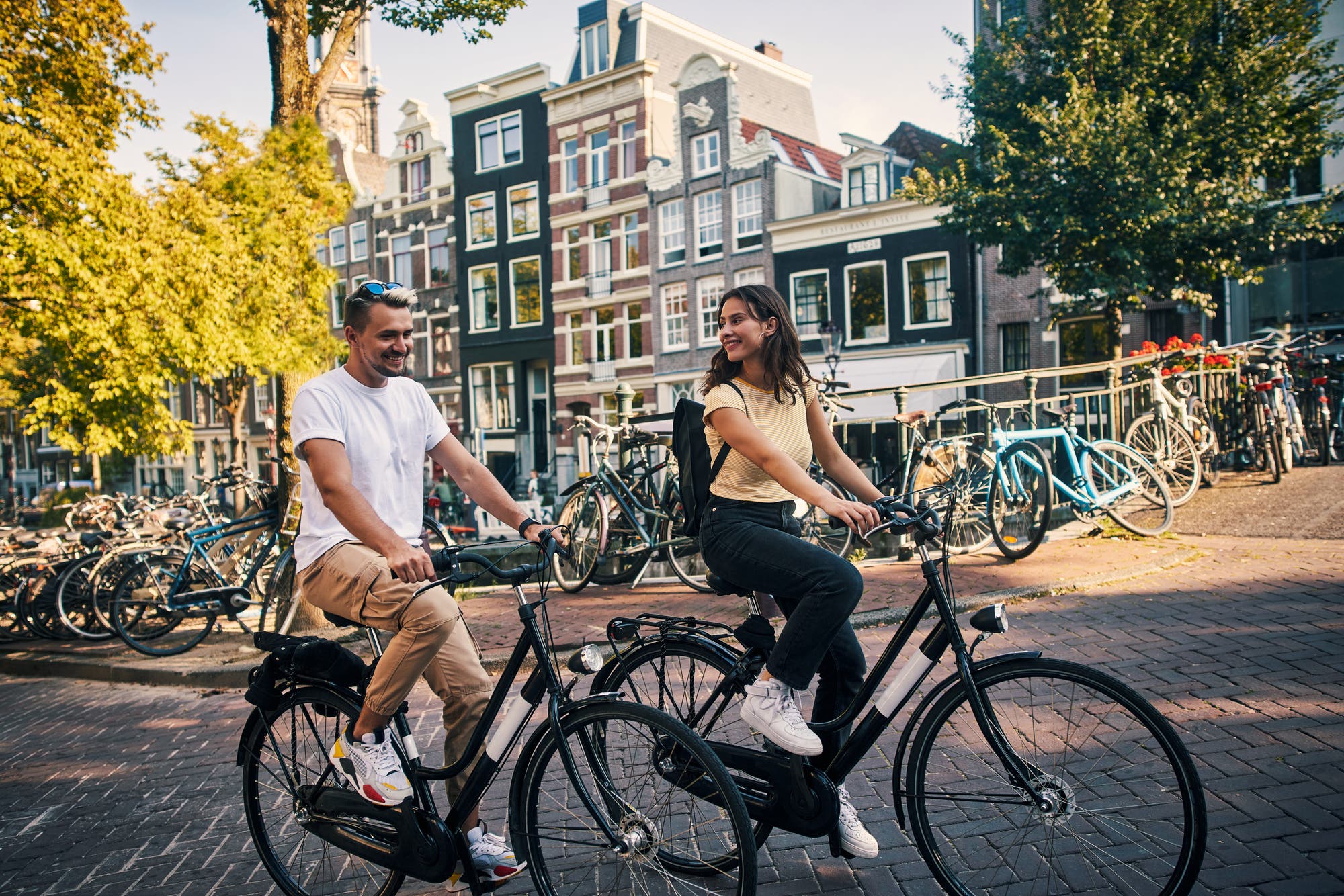 In Städten wie Amsterdam kommt man mit dem Fahrrad oft bequemer und schneller ans Ziel als mit dem Auto.