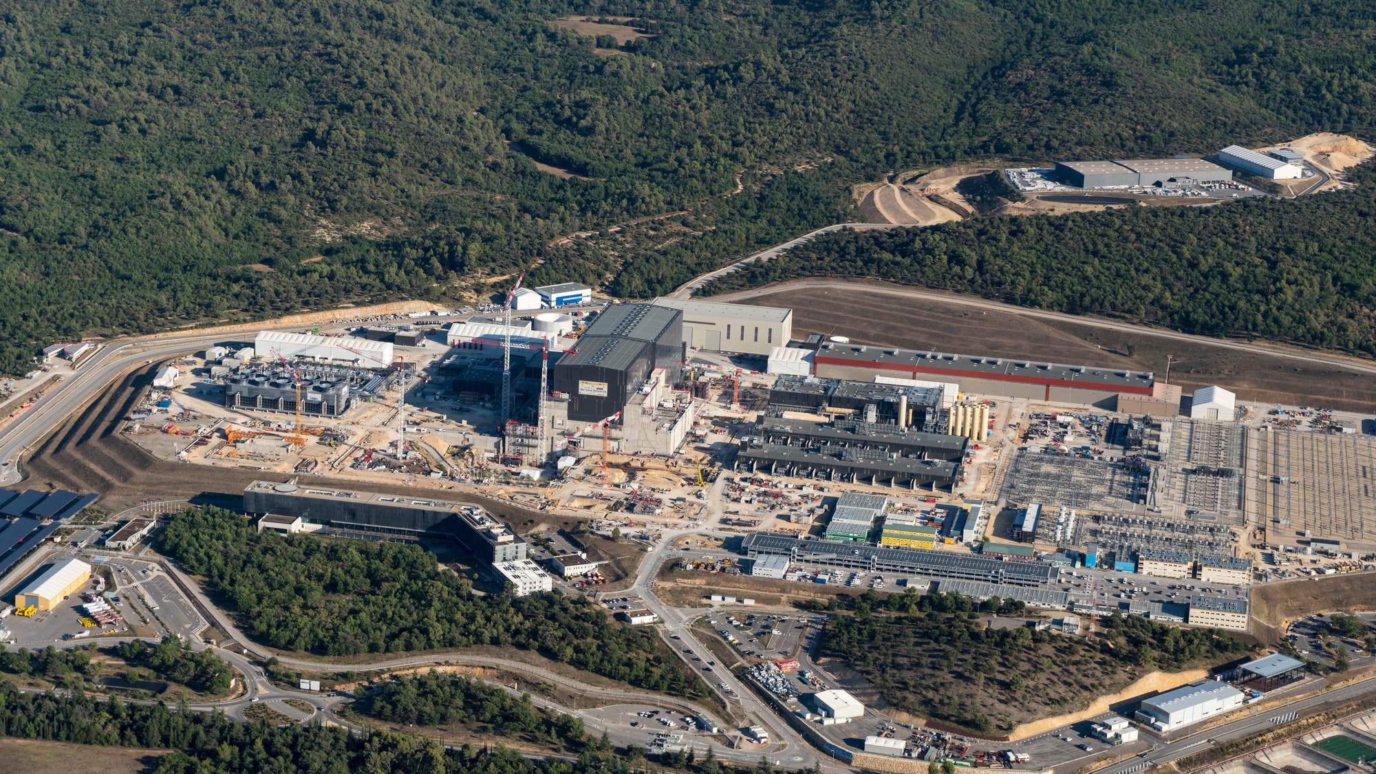 Luftaufnahme der Baustelle des Forschungsreaktors ITER im französischen Cadarache