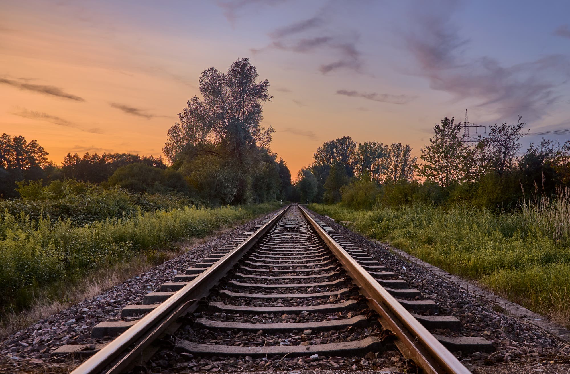 Bahnschienen, die in die Ferne laufen. 