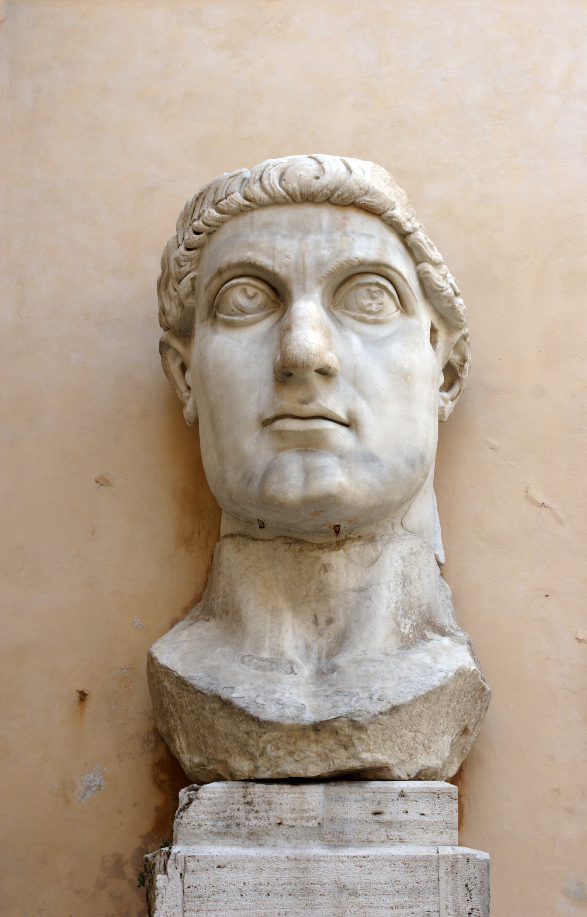 Kolossaler Statuenkopf von Kaiser Konstantin I. in Rom.