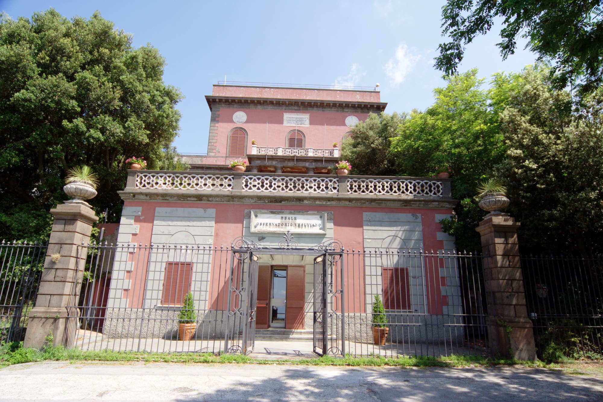 Das Vesuv-Observatorium mit klassizistischer Fassade und Anstrich in Altrosa ist heute ein Museum.