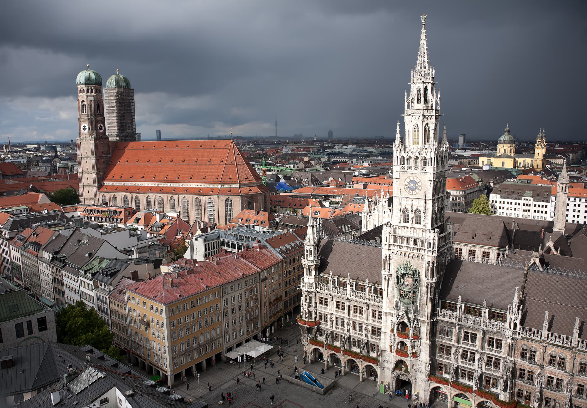 Dunkle Regenwolken über München