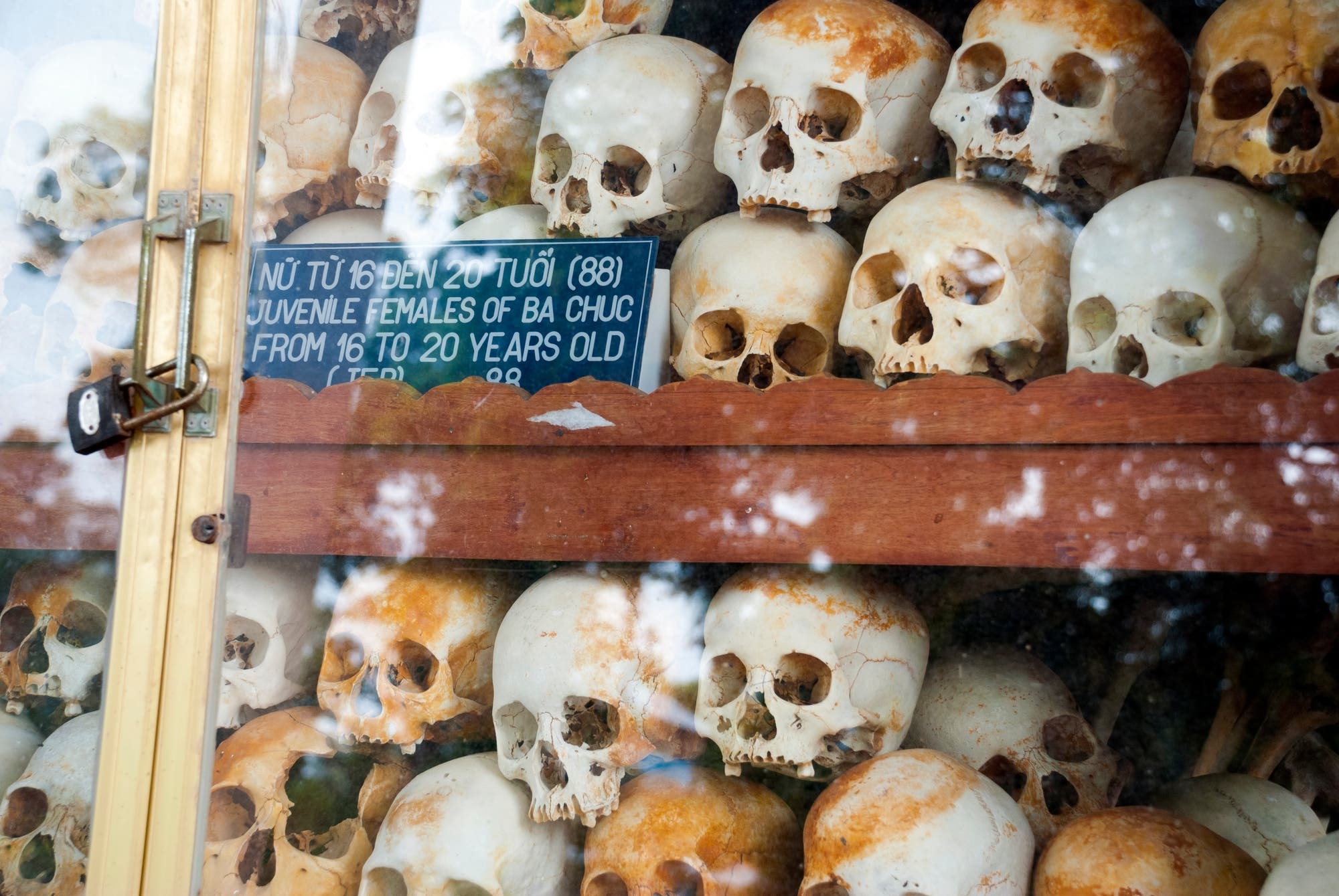 Schädel von zivilen Opfern der Roten Khmer 1978 in Ba Chuc, Vietnam