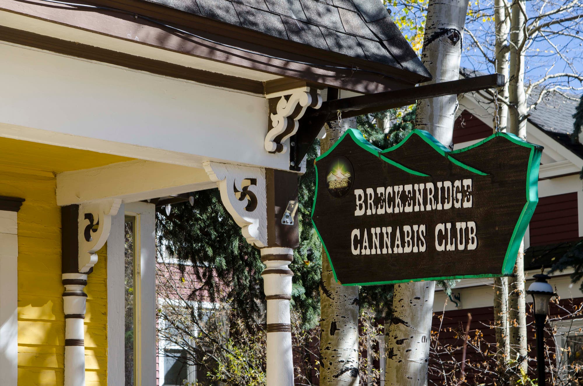 Hausecke mit einem Schild: Breckenridge Cannabis Club