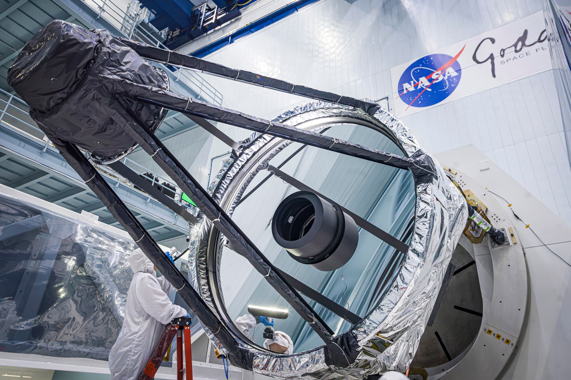 Die Optik des Roman Space Telescope mit Blick auf den Hauptspiegel.